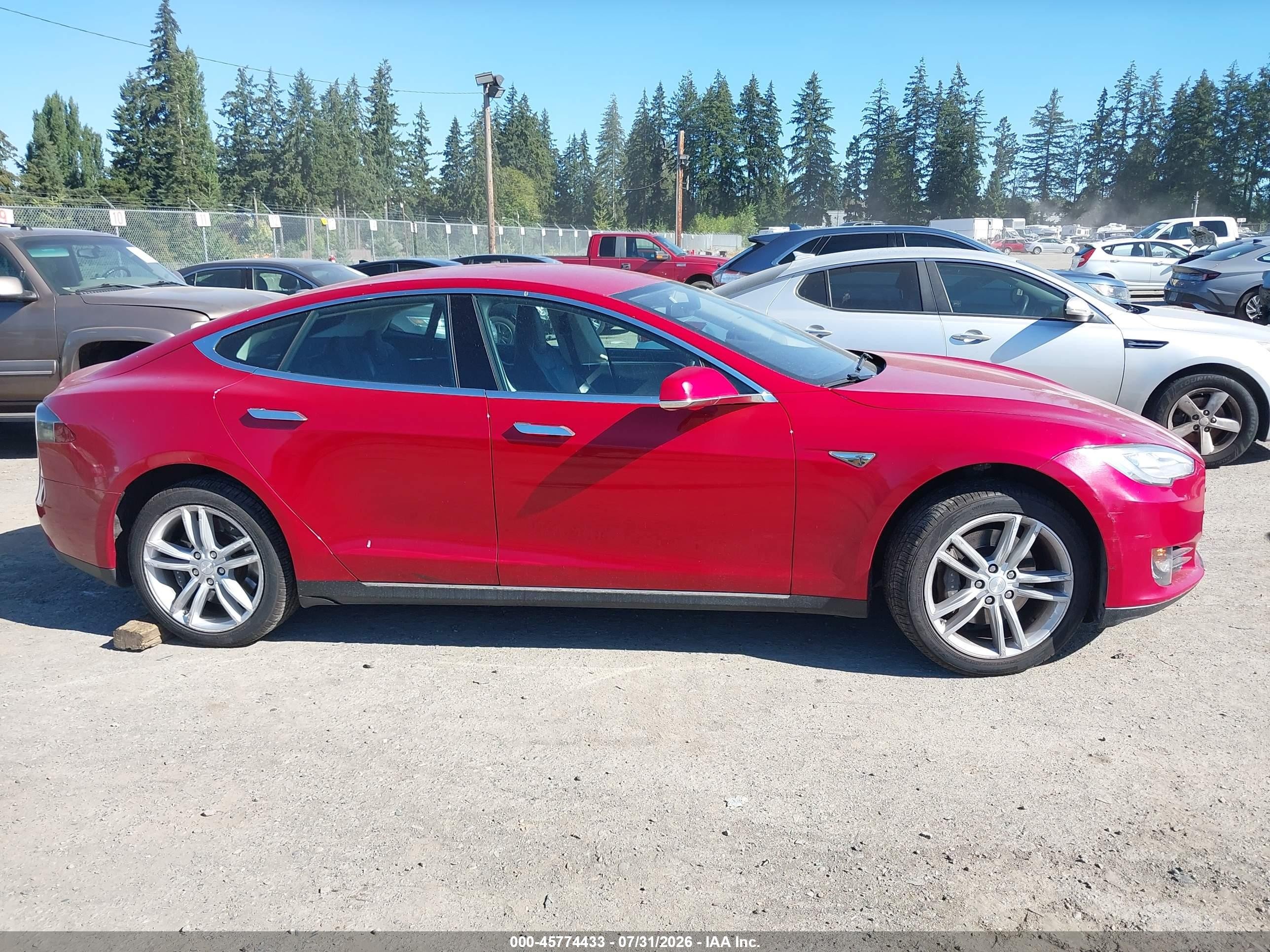 2014 Tesla Model S P85 Red vin: 5YJSA1H1XEFP29429