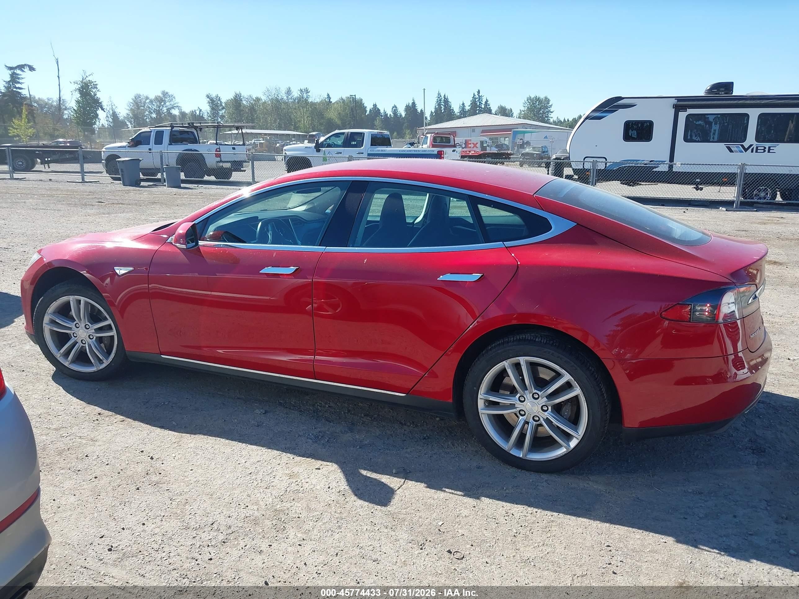 2014 Tesla Model S P85 Red vin: 5YJSA1H1XEFP29429