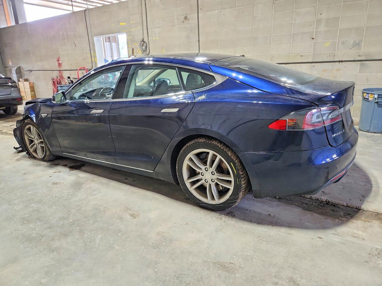 2014 Tesla Model S Blue vin: 5YJSA1H1XEFP36428