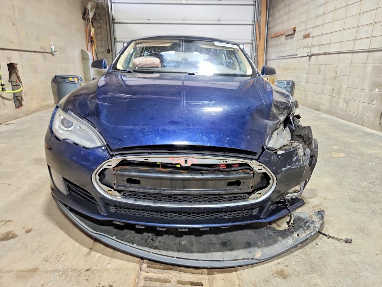 2014 Tesla Model S Blue vin: 5YJSA1H1XEFP36428