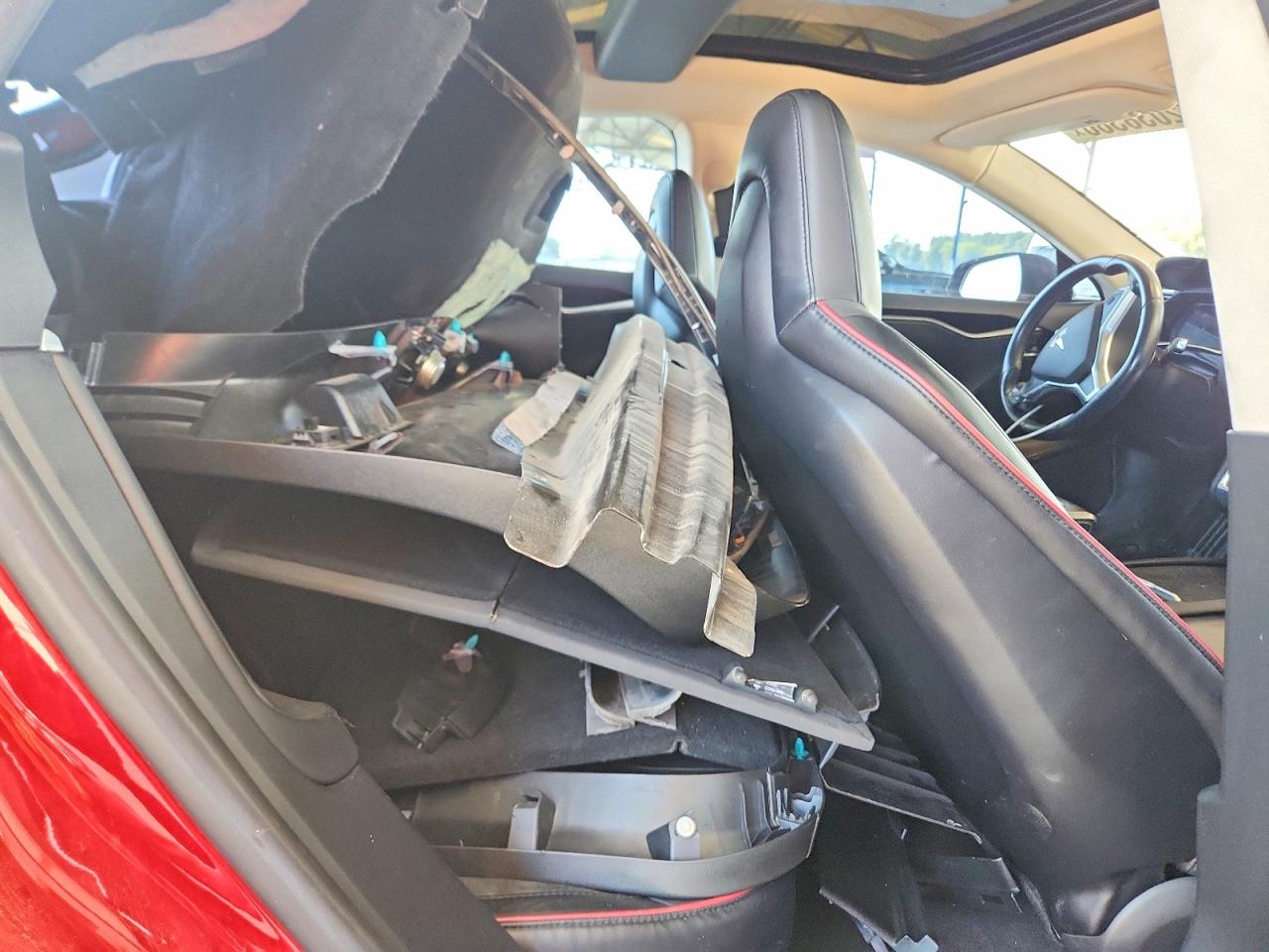 2015 Tesla Model S 85 Red vin: 5YJSA1H1XFFP70645