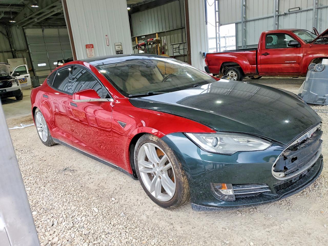 2014 Tesla Model S Red vin: 5YJSA1H23EFP65827