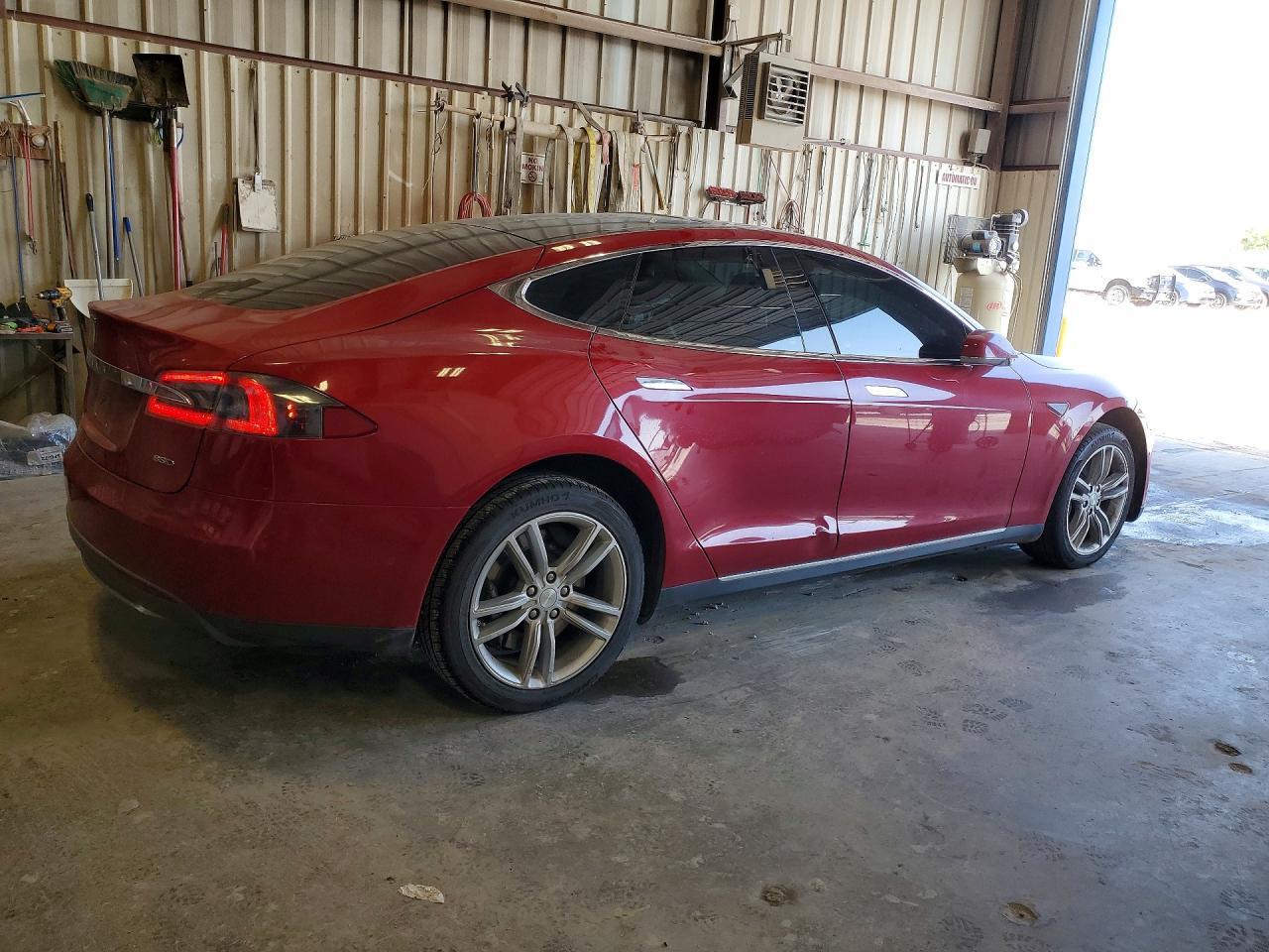 2015 Tesla Model S 85d Красный vin: 5YJSA1H24FF082259