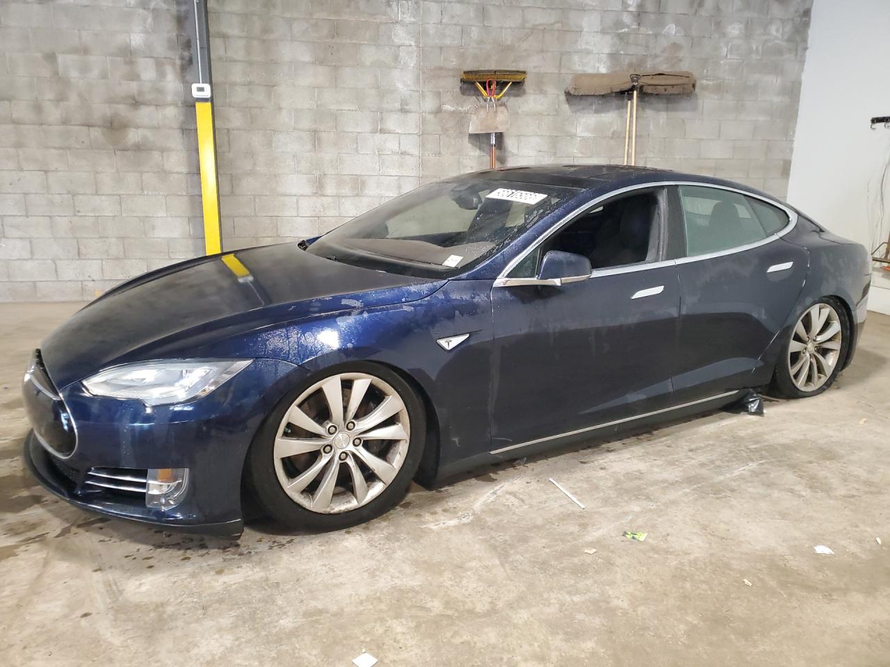 2015 Tesla Model S 85d Blue vin: 5YJSA1H26FFP74829 Damage: Left Rocker Panel, Severe Damage, Replacement Required