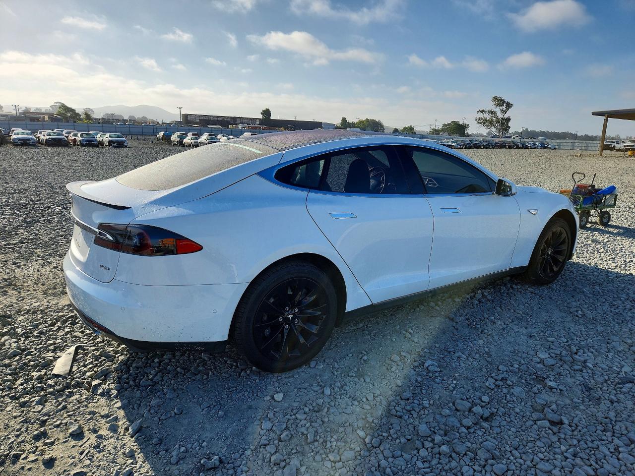 2015 Tesla Model S 85d White vin: 5YJSA1H26FFP78010