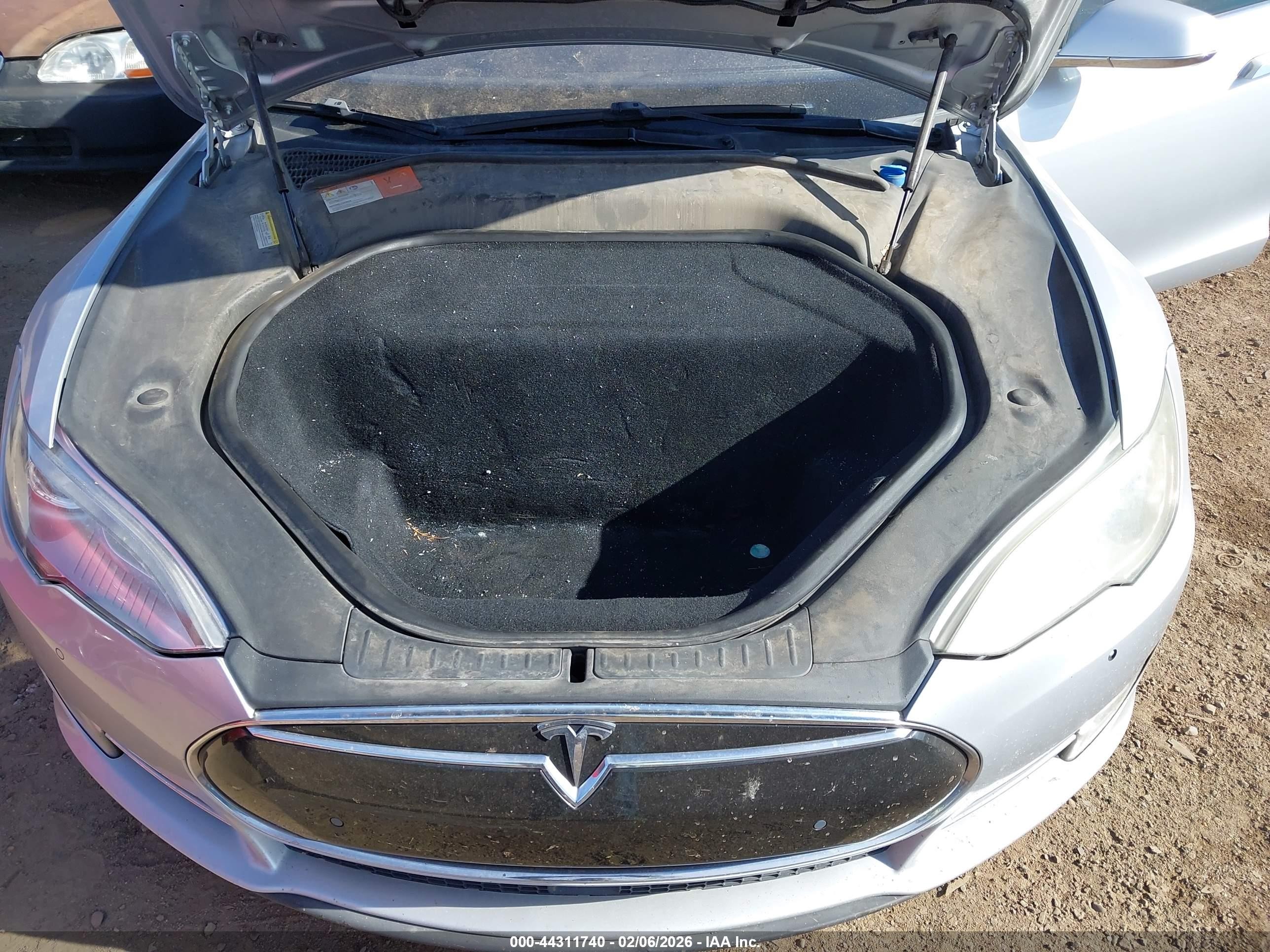 2015 Tesla Model S 85d/p85d Серебряный vin: 5YJSA1H45FF081140