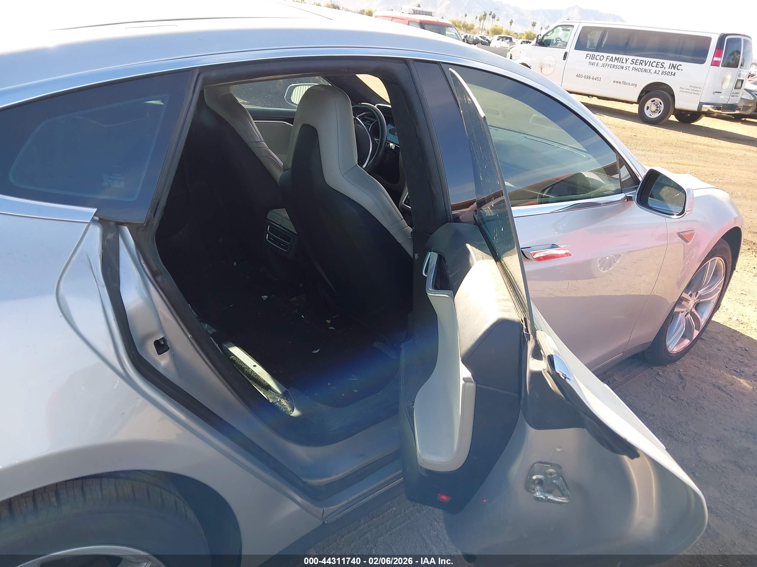 2015 Tesla Model S 85d/p85d Серебряный vin: 5YJSA1H45FF081140