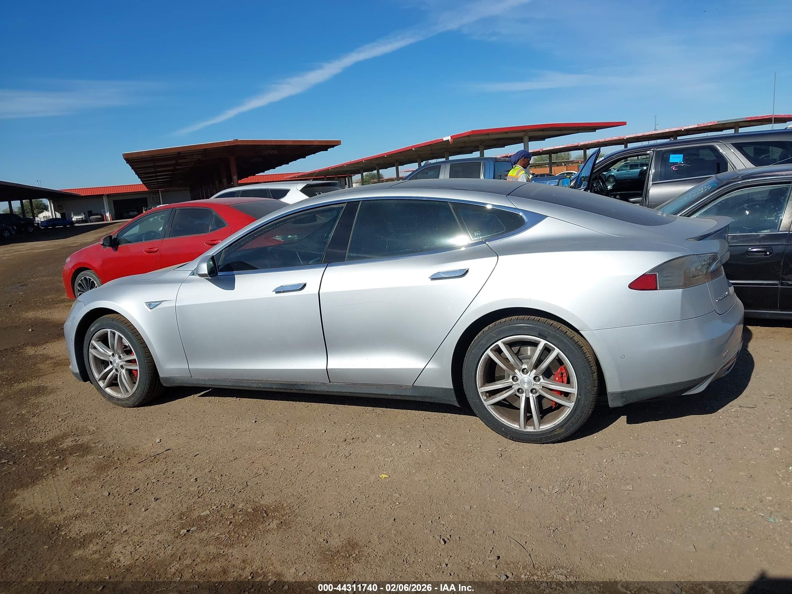 2015 Tesla Model S 85d/p85d Серебряный vin: 5YJSA1H45FF081140