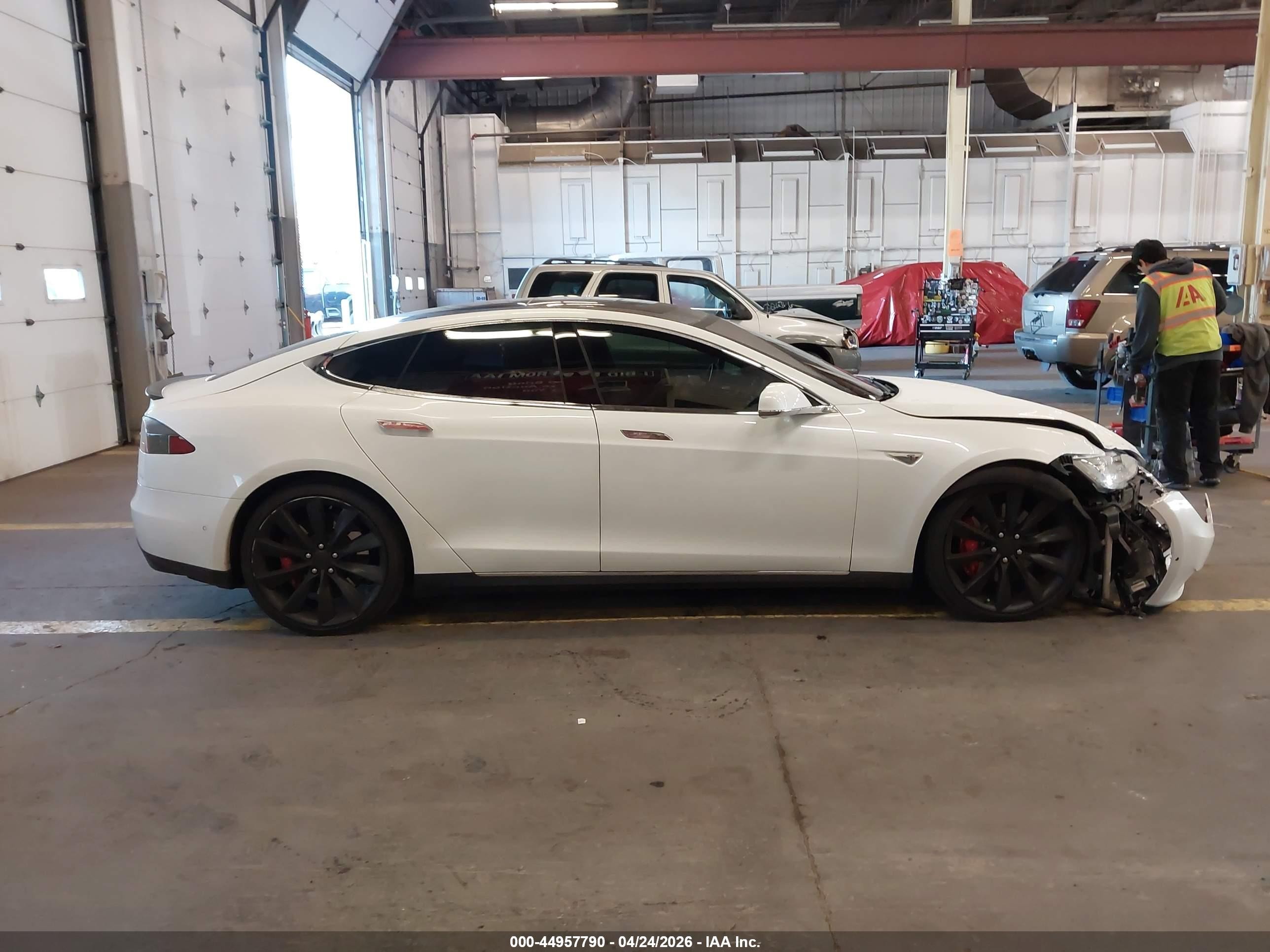 2015 Tesla Model S 85d/p85d White vin: 5YJSA1H4XFF093414