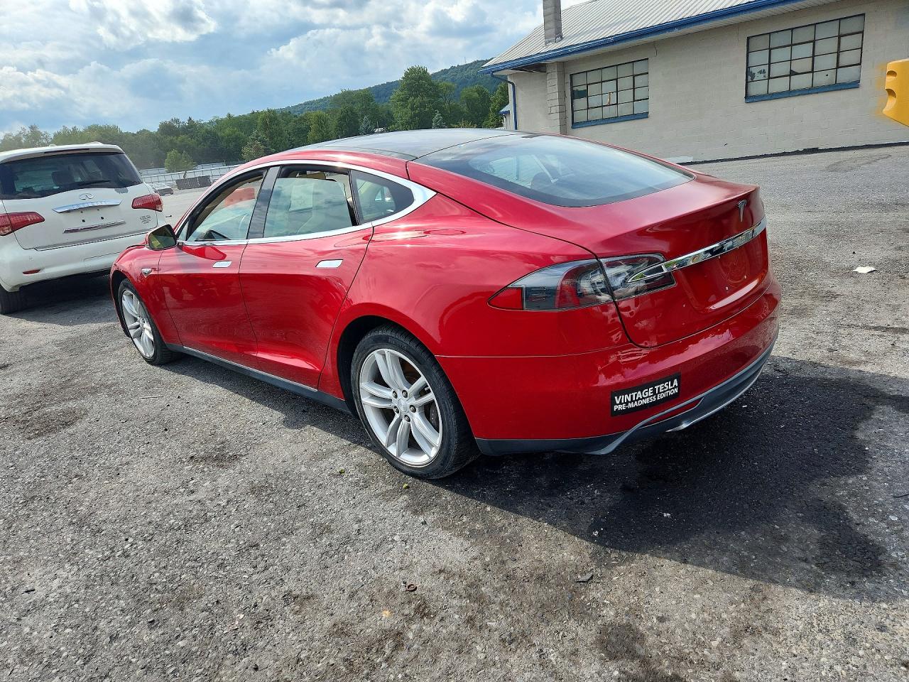 2014 Tesla Model S Red vin: 5YJSA1S10EFP43459