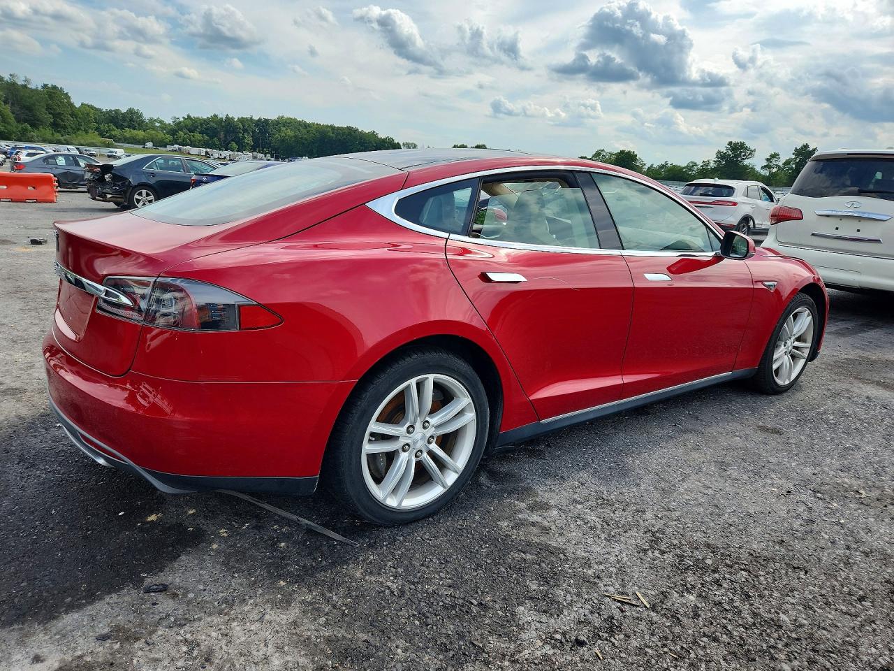 2014 Tesla Model S Red vin: 5YJSA1S10EFP43459