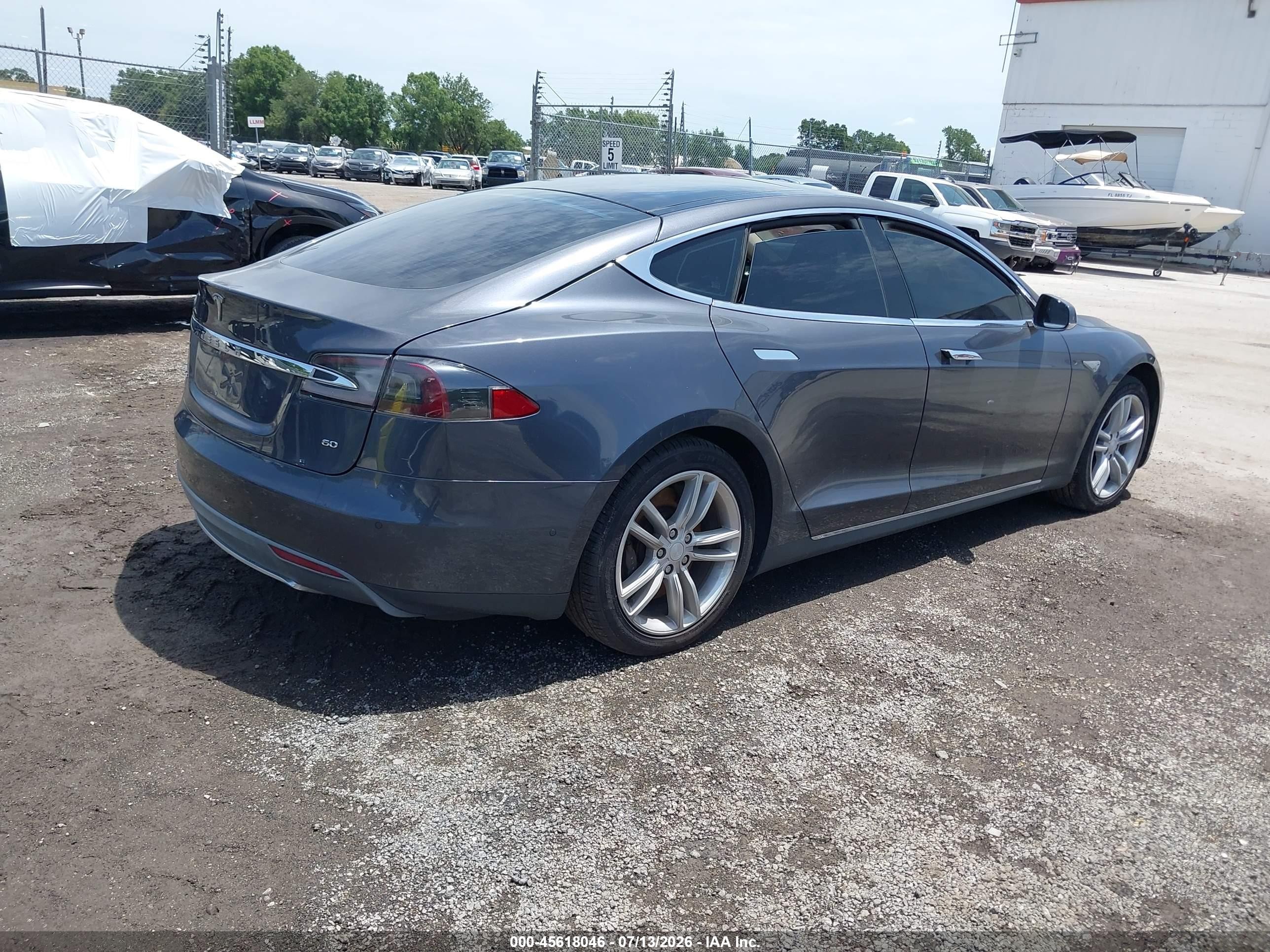 2014 Tesla Model S   Gray vin: 5YJSA1S10EFP56681