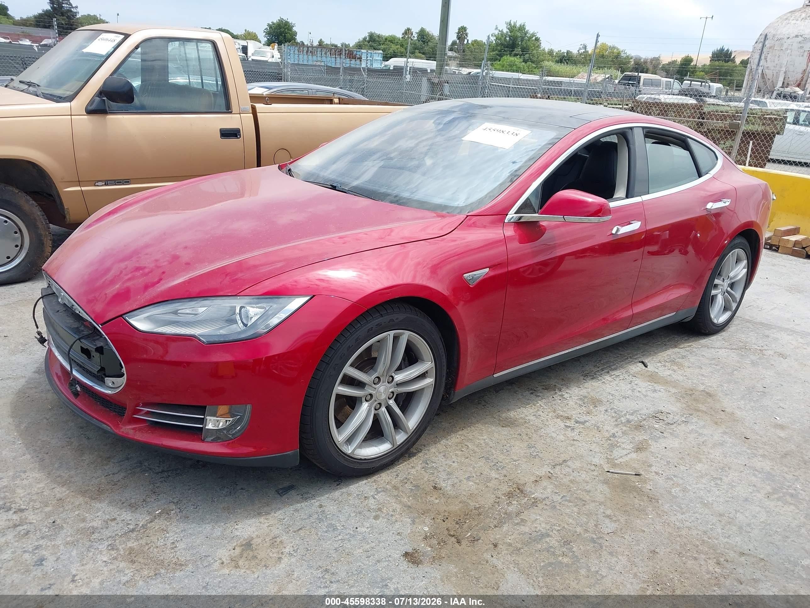 2014 Tesla Model S   Red vin: 5YJSA1S12EFP60697