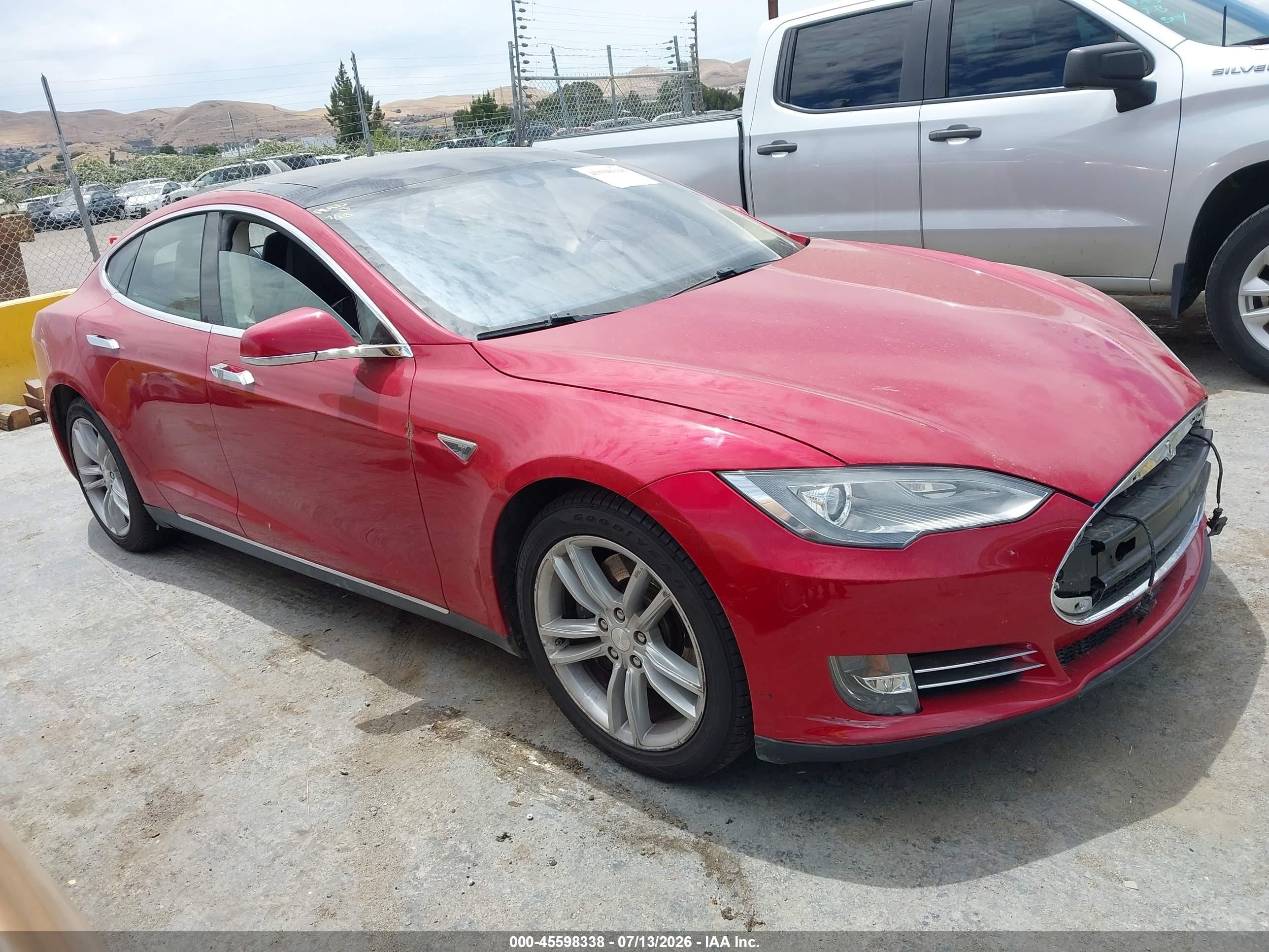 2014 Tesla Model S   Red vin: 5YJSA1S12EFP60697