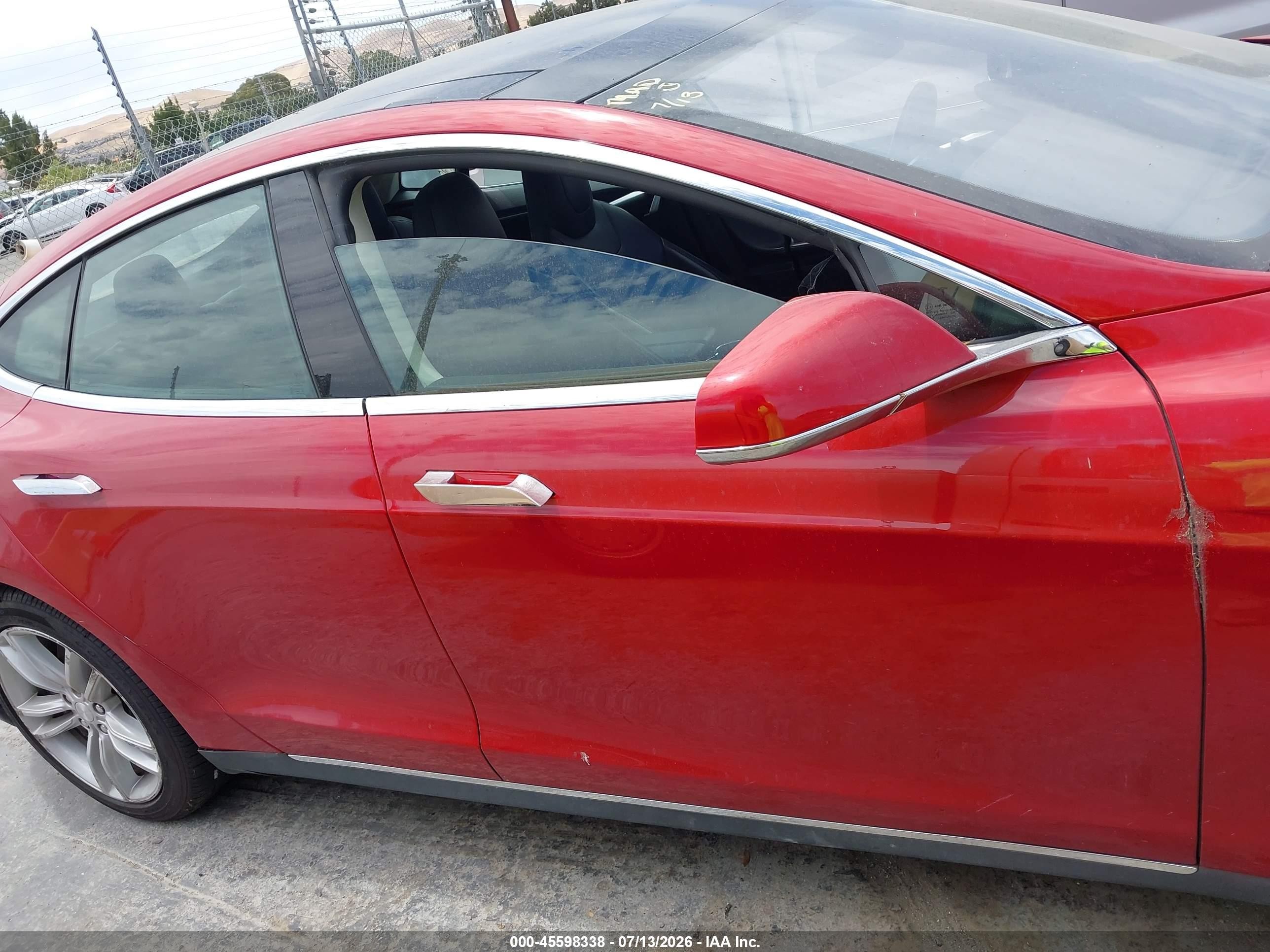 2014 Tesla Model S   Red vin: 5YJSA1S12EFP60697