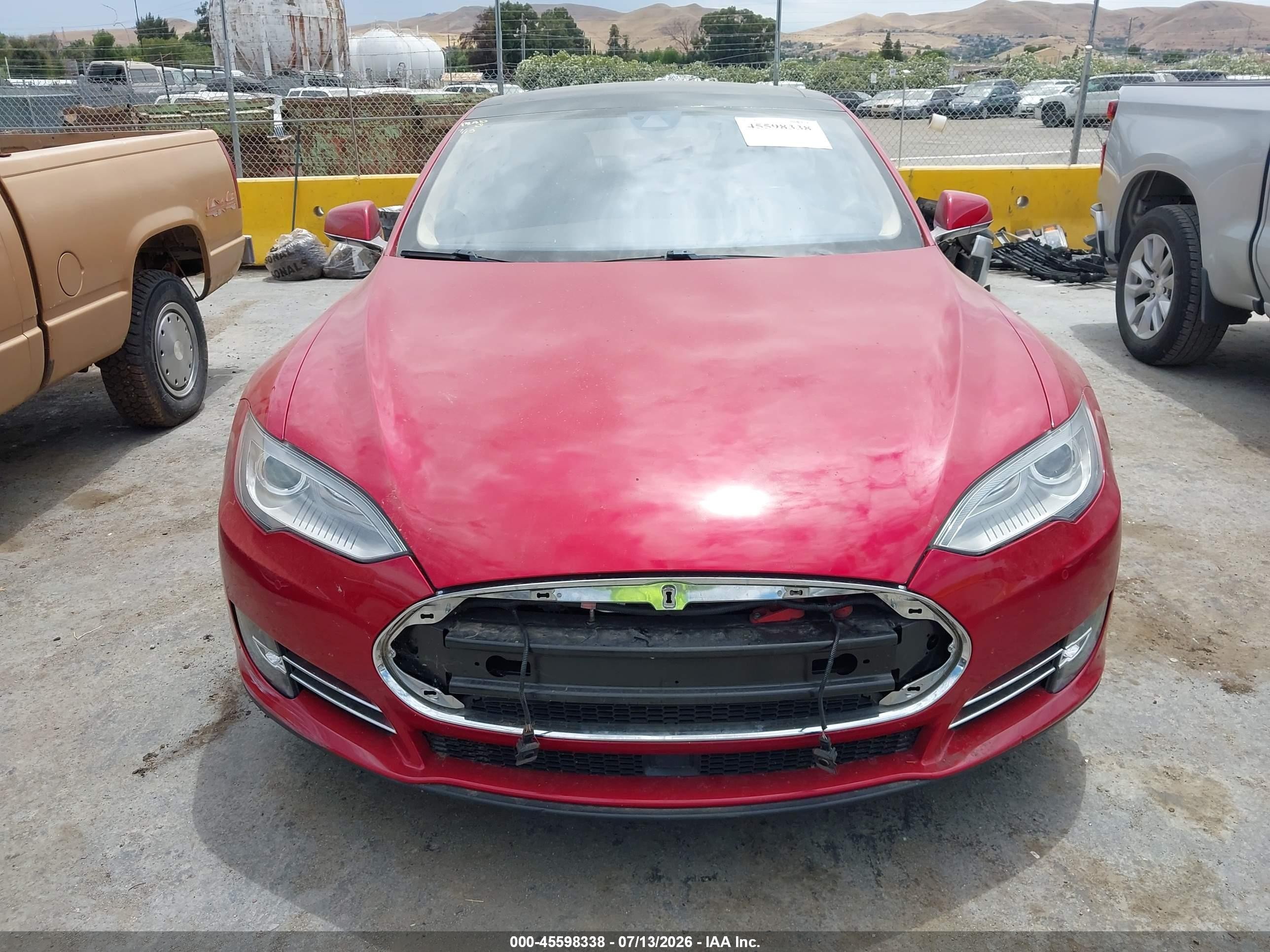 2014 Tesla Model S   Red vin: 5YJSA1S12EFP60697