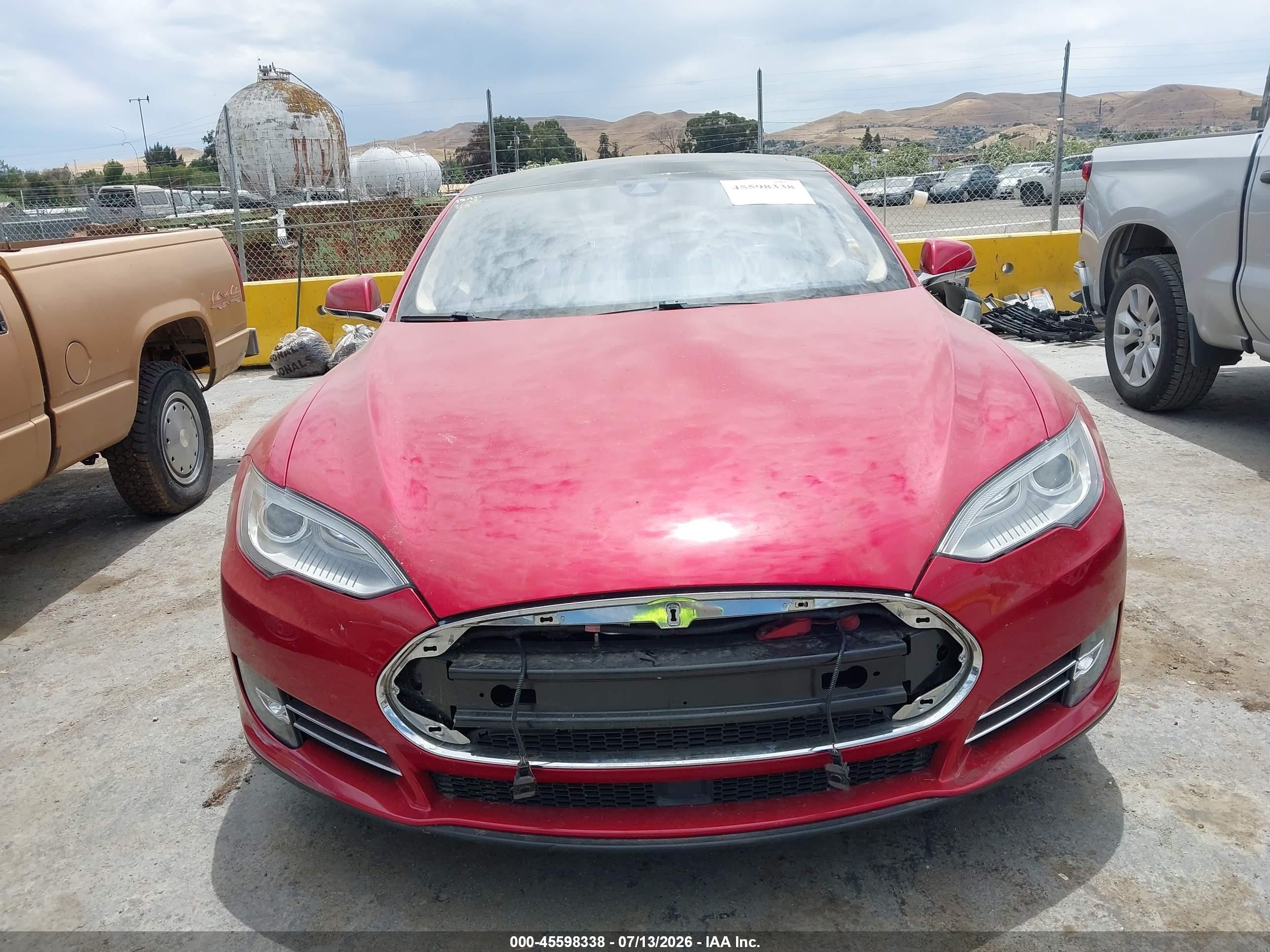 2014 Tesla Model S   Red vin: 5YJSA1S12EFP60697