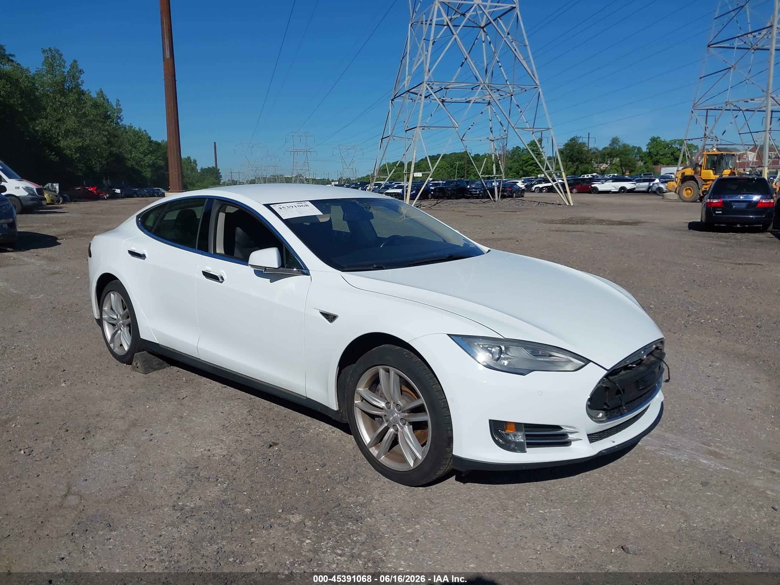2014 Tesla Model S   White vin: 5YJSA1S14EFP63620