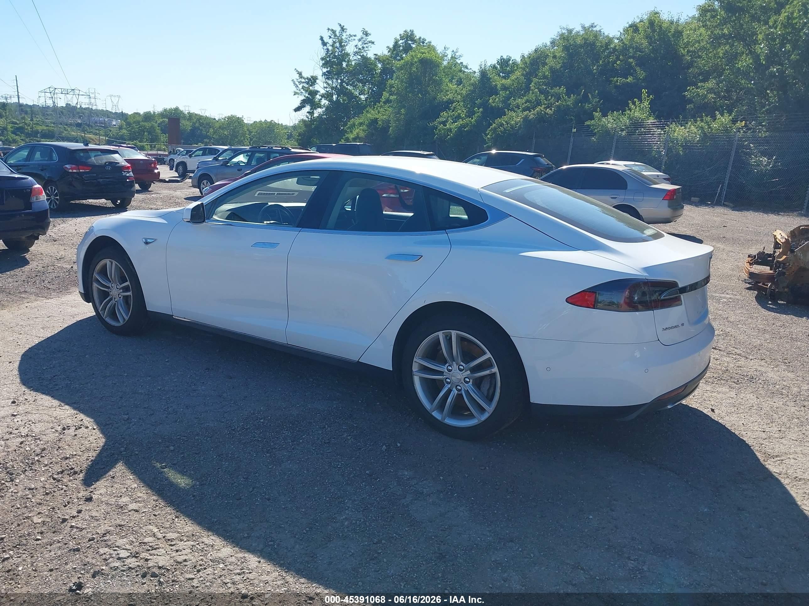 2014 Tesla Model S   White vin: 5YJSA1S14EFP63620