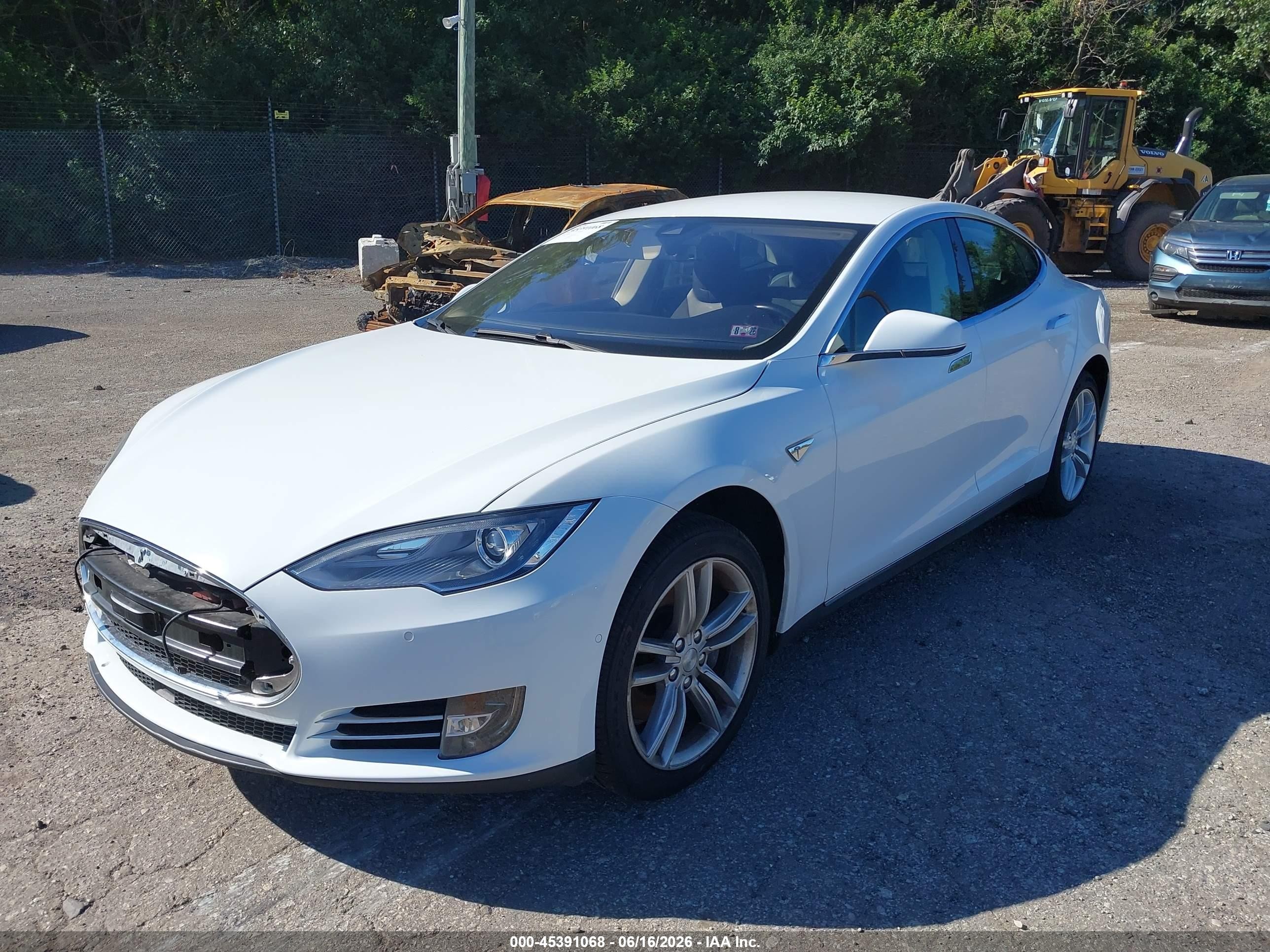 2014 Tesla Model S   White vin: 5YJSA1S14EFP63620