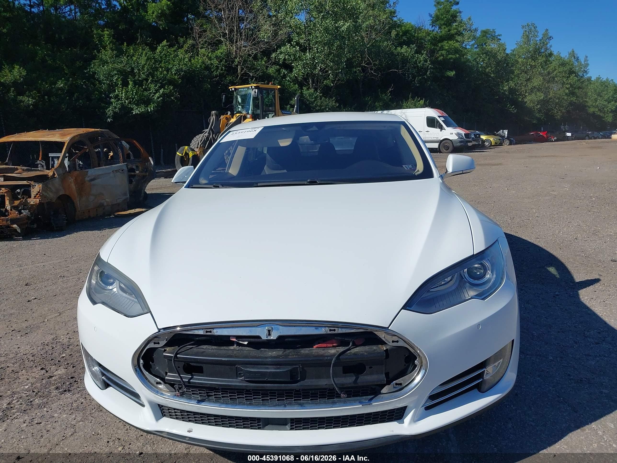 2014 Tesla Model S   White vin: 5YJSA1S14EFP63620