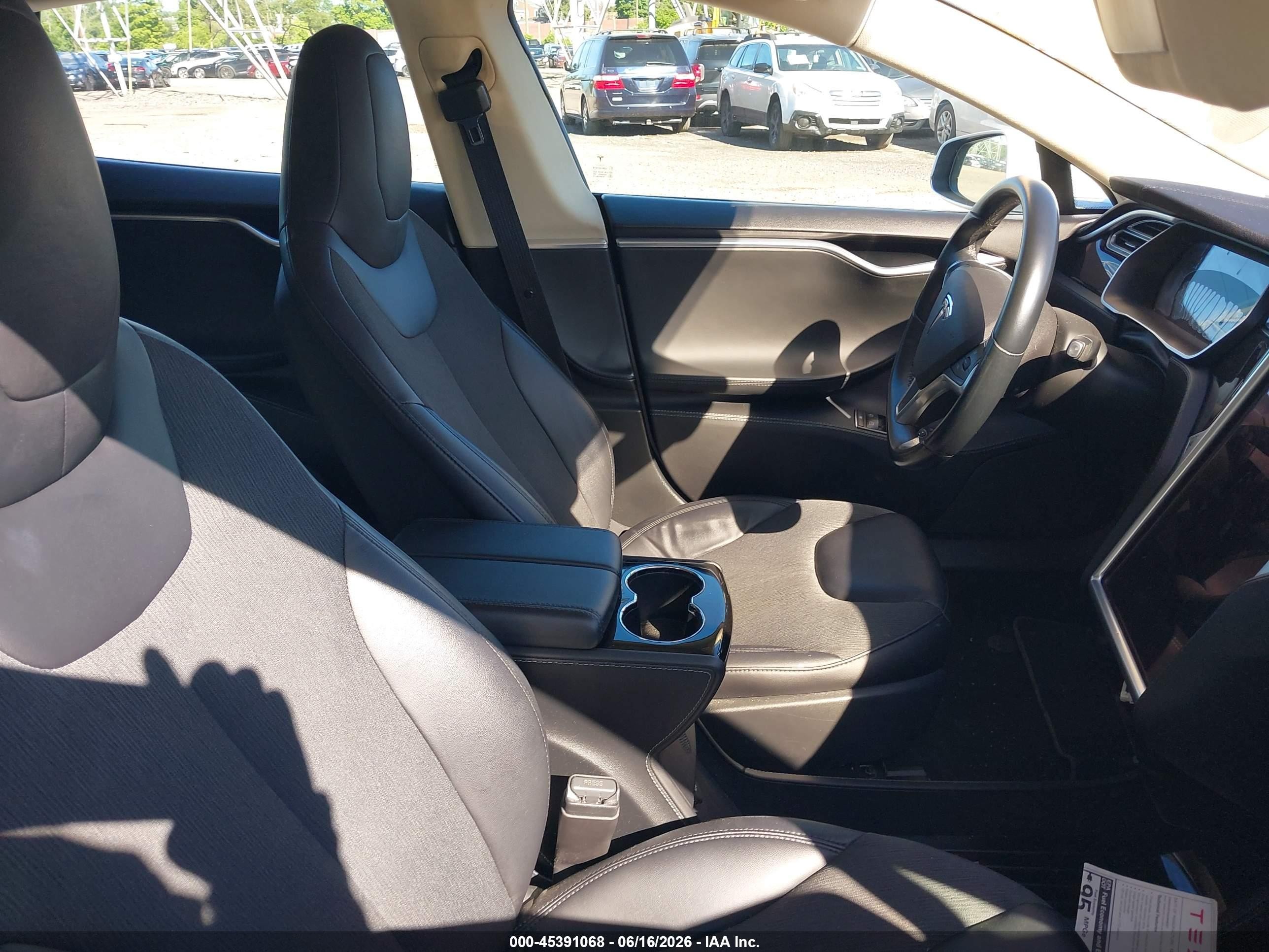 2014 Tesla Model S   White vin: 5YJSA1S14EFP63620