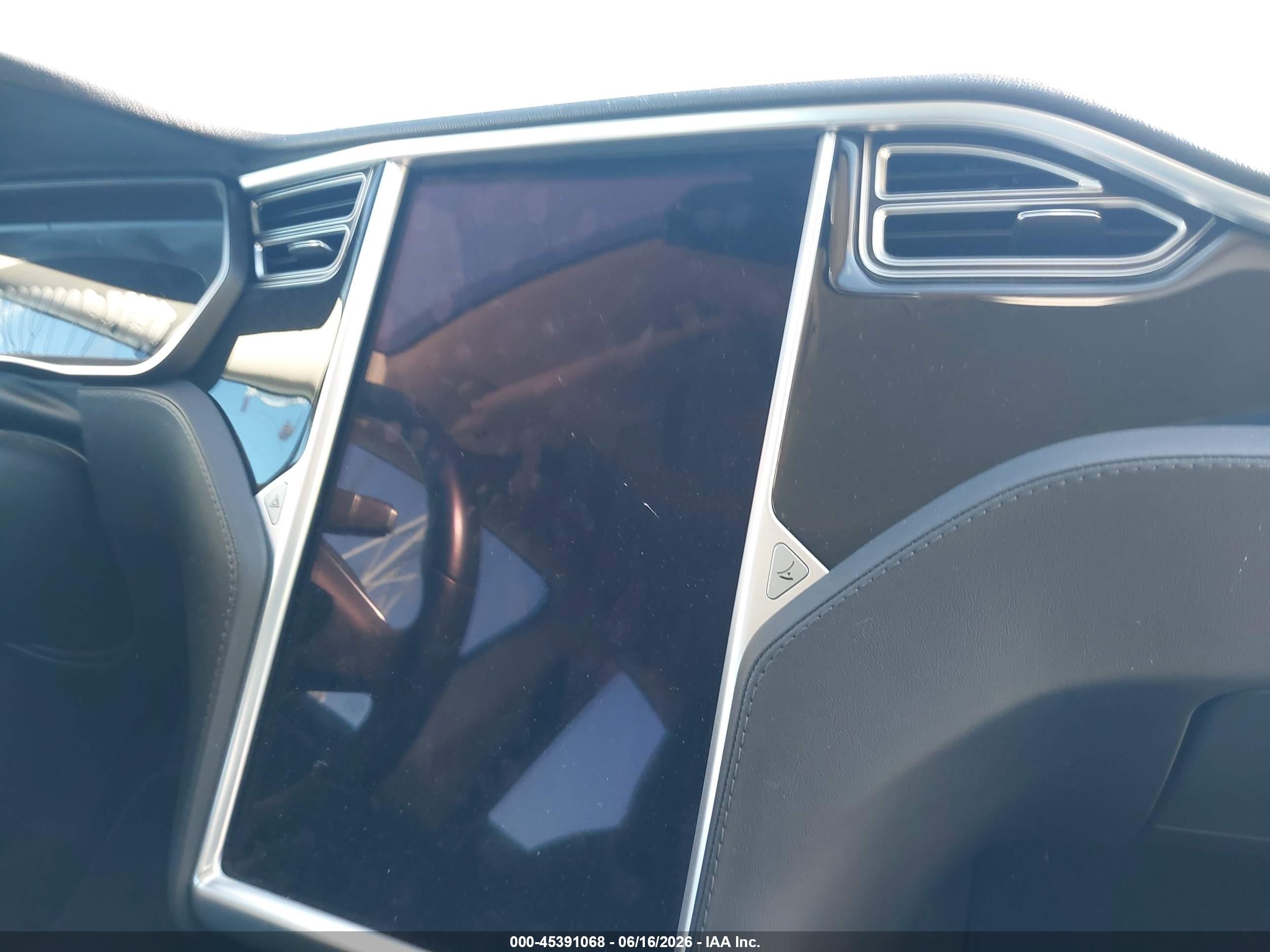 2014 Tesla Model S   White vin: 5YJSA1S14EFP63620