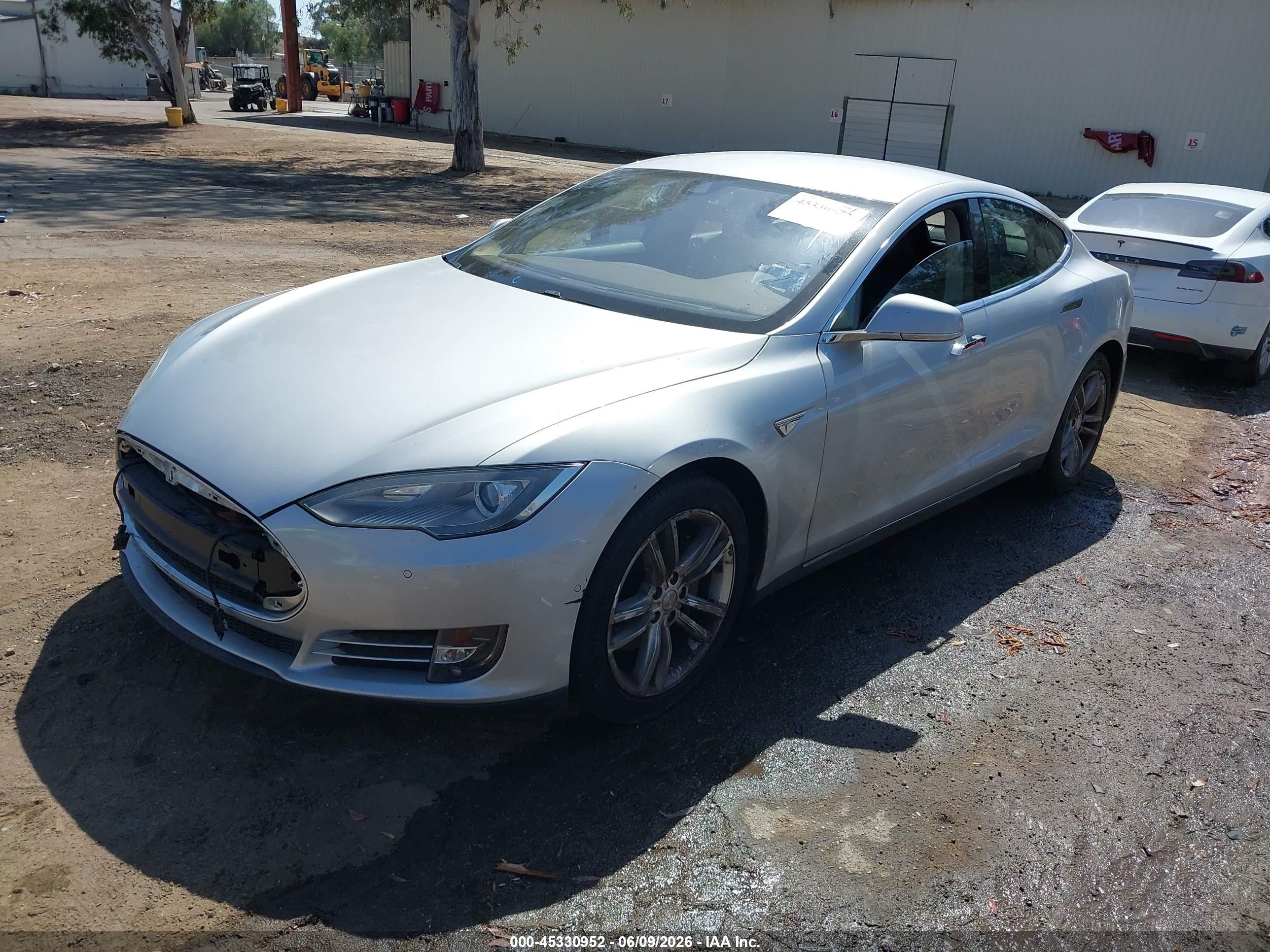 2014 Tesla Model S   Silver vin: 5YJSA1S15EFP60466