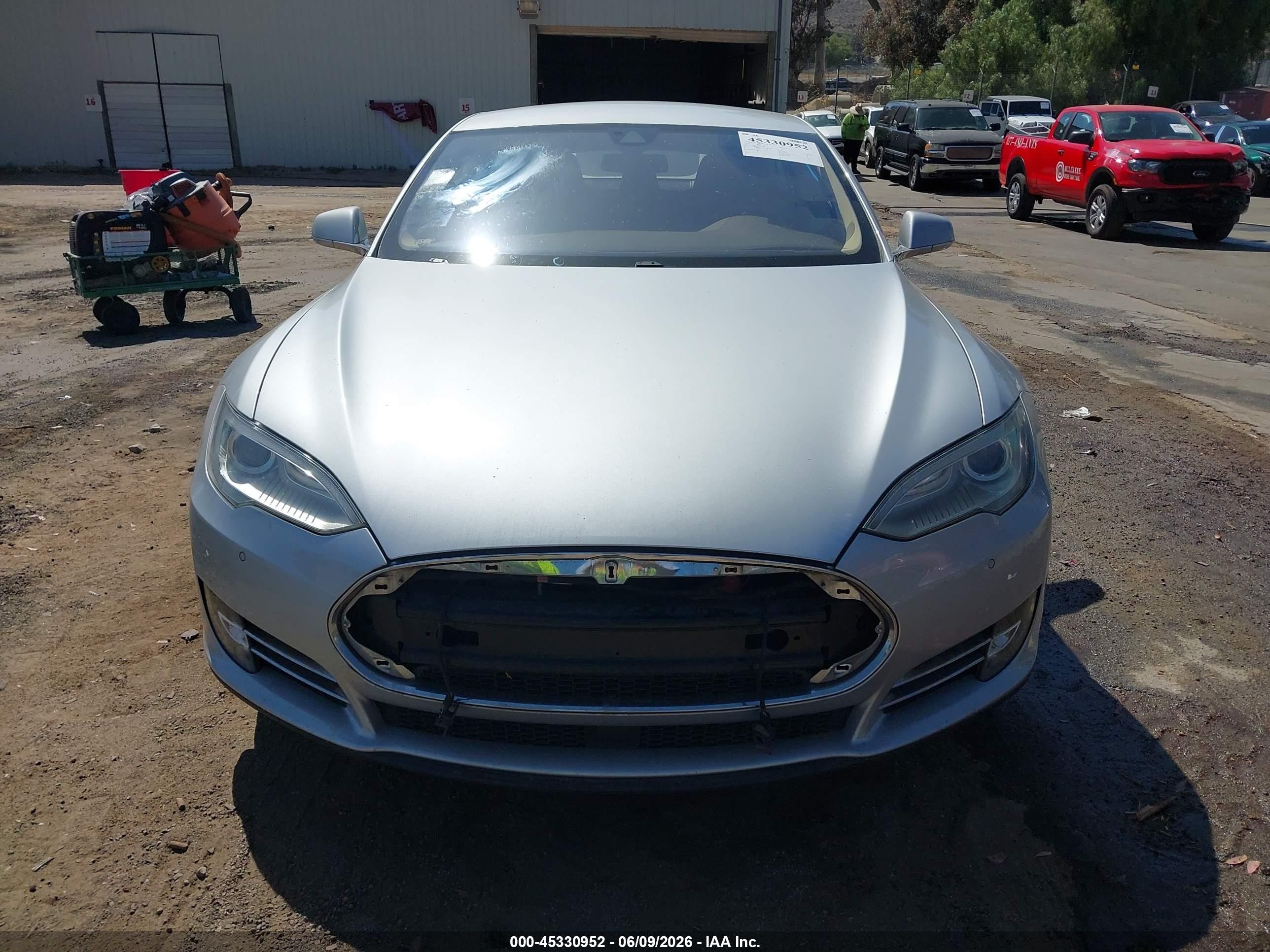 2014 Tesla Model S   Silver vin: 5YJSA1S15EFP60466