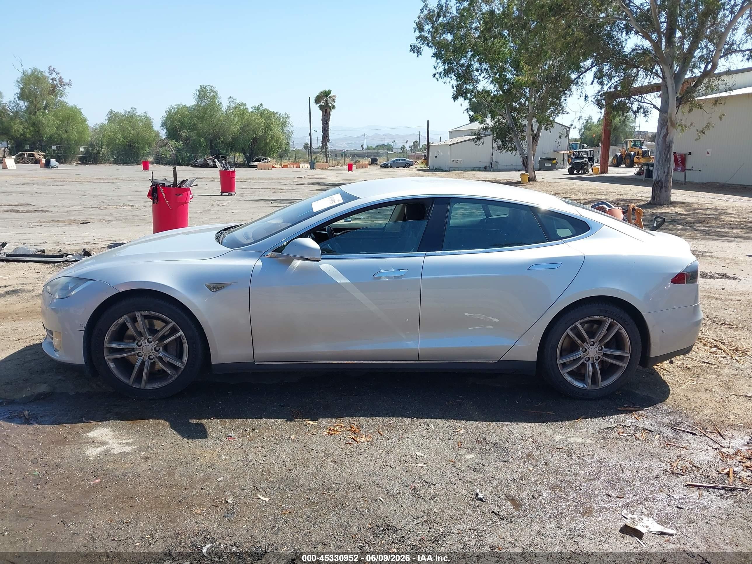 2014 Tesla Model S   Silver vin: 5YJSA1S15EFP60466