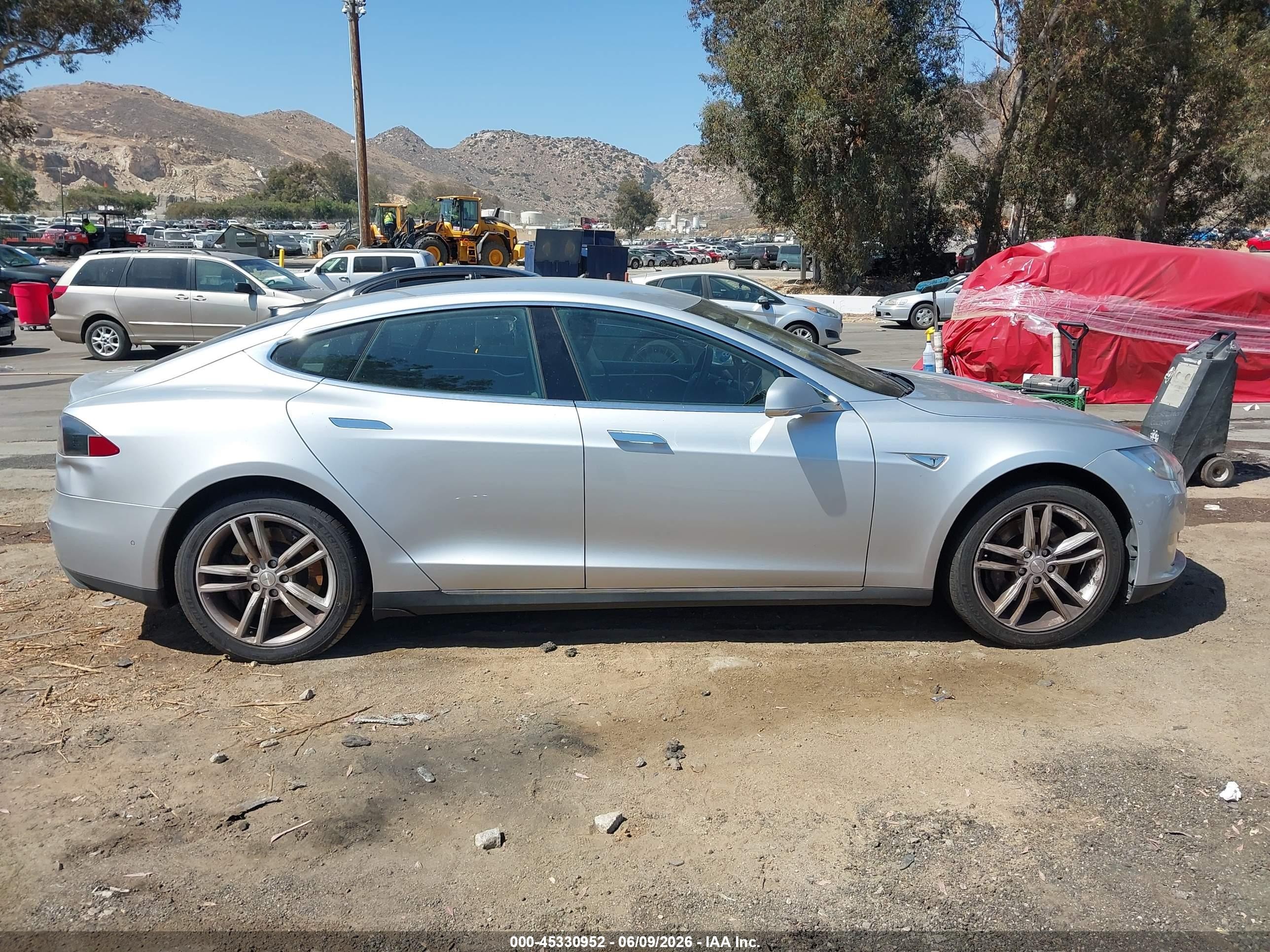 2014 Tesla Model S   Silver vin: 5YJSA1S15EFP60466
