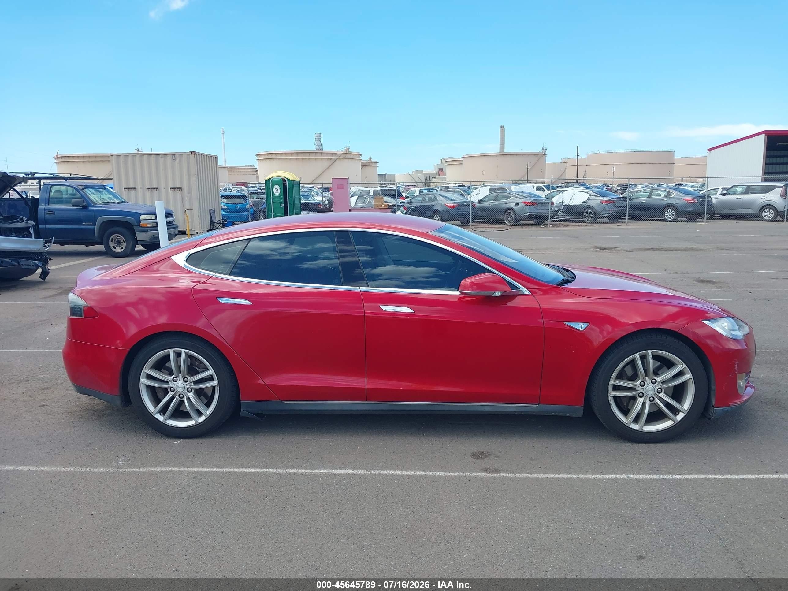 2014 Tesla Model S   Red vin: 5YJSA1S19EFP38695