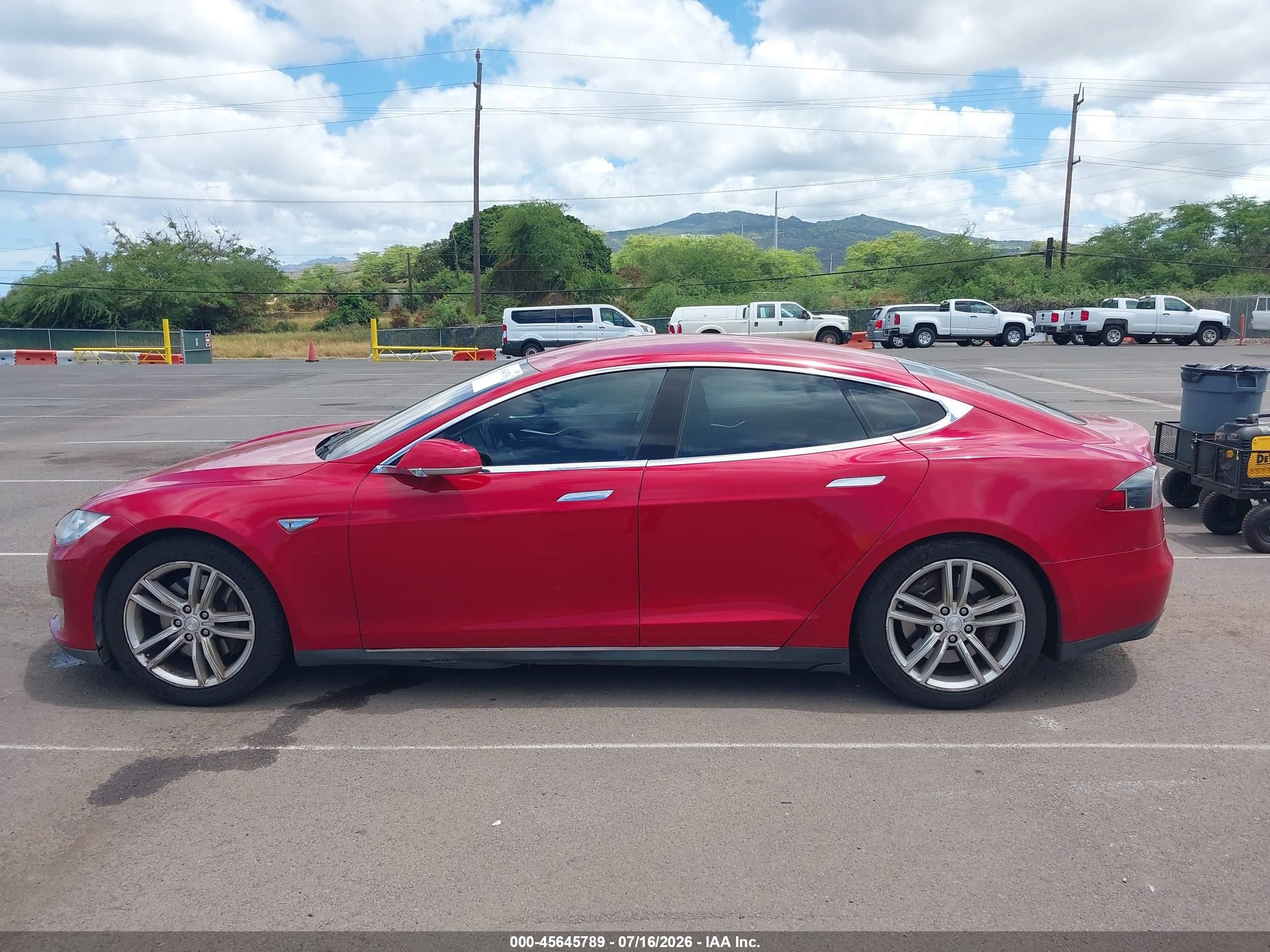 2014 Tesla Model S   Red vin: 5YJSA1S19EFP38695