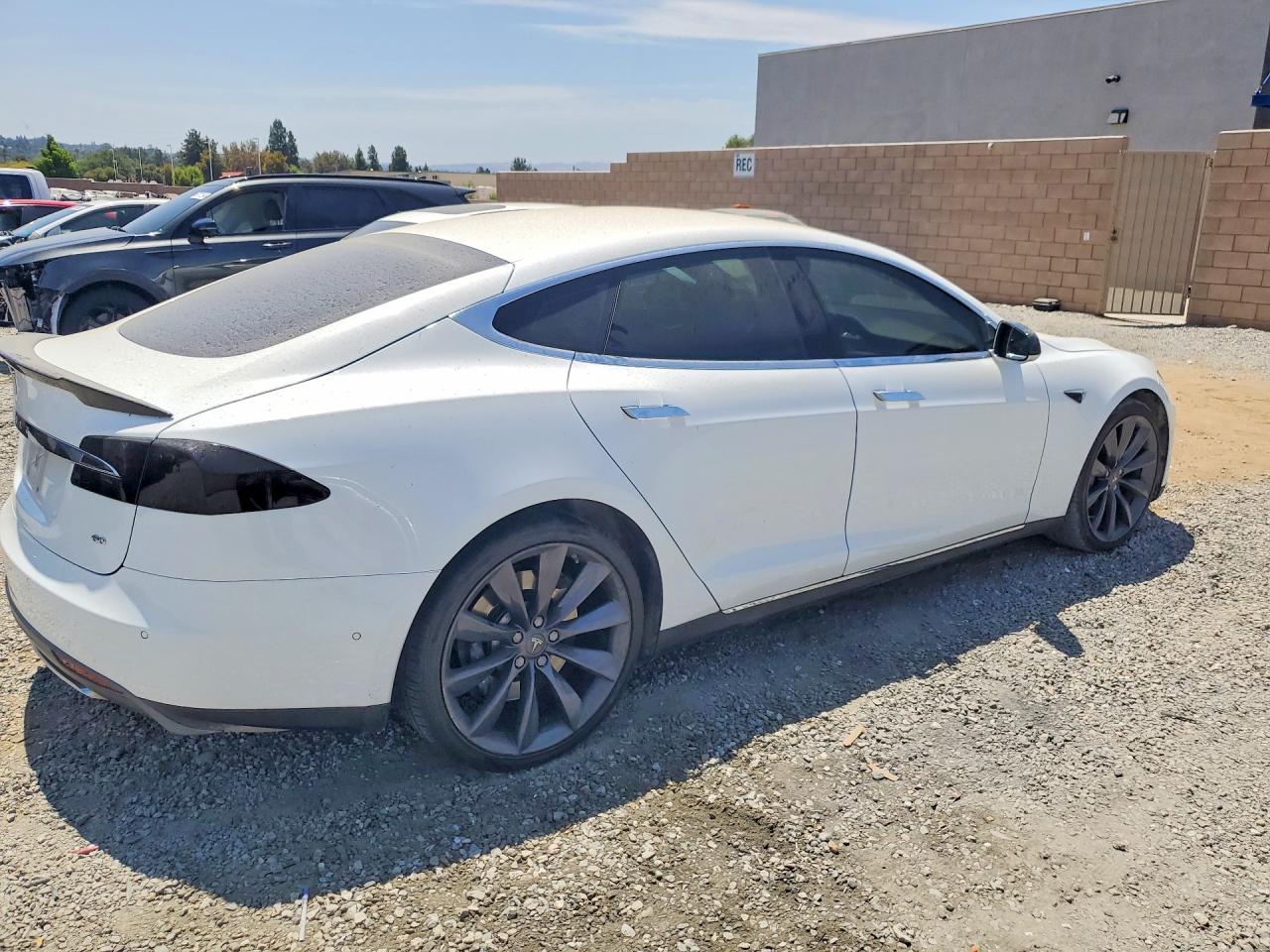 2014 Tesla Model S White vin: 5YJSA1S19EFP57408