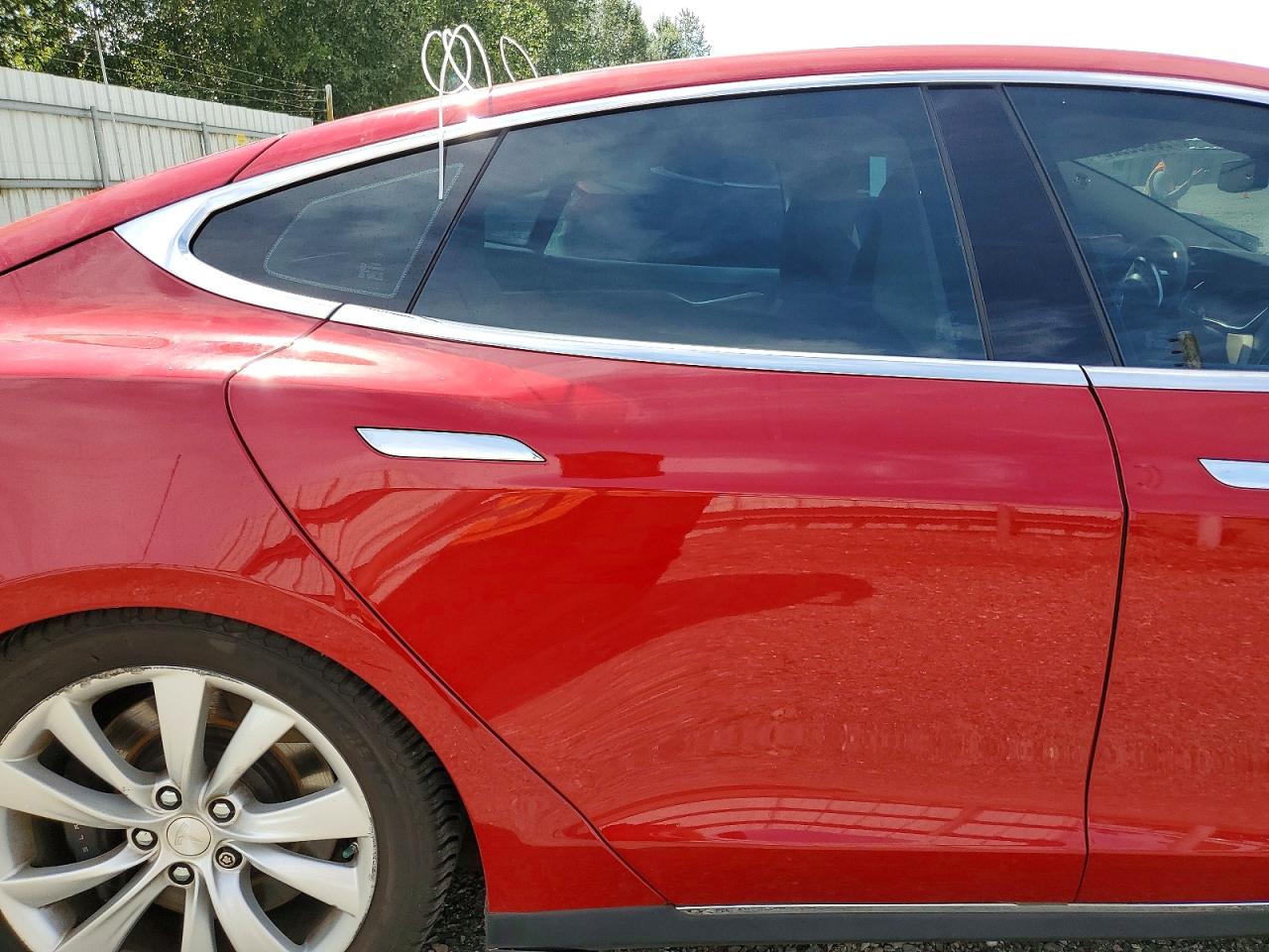 2015 Tesla Model S 90d Красный vin: 5YJSA1V23FF099302