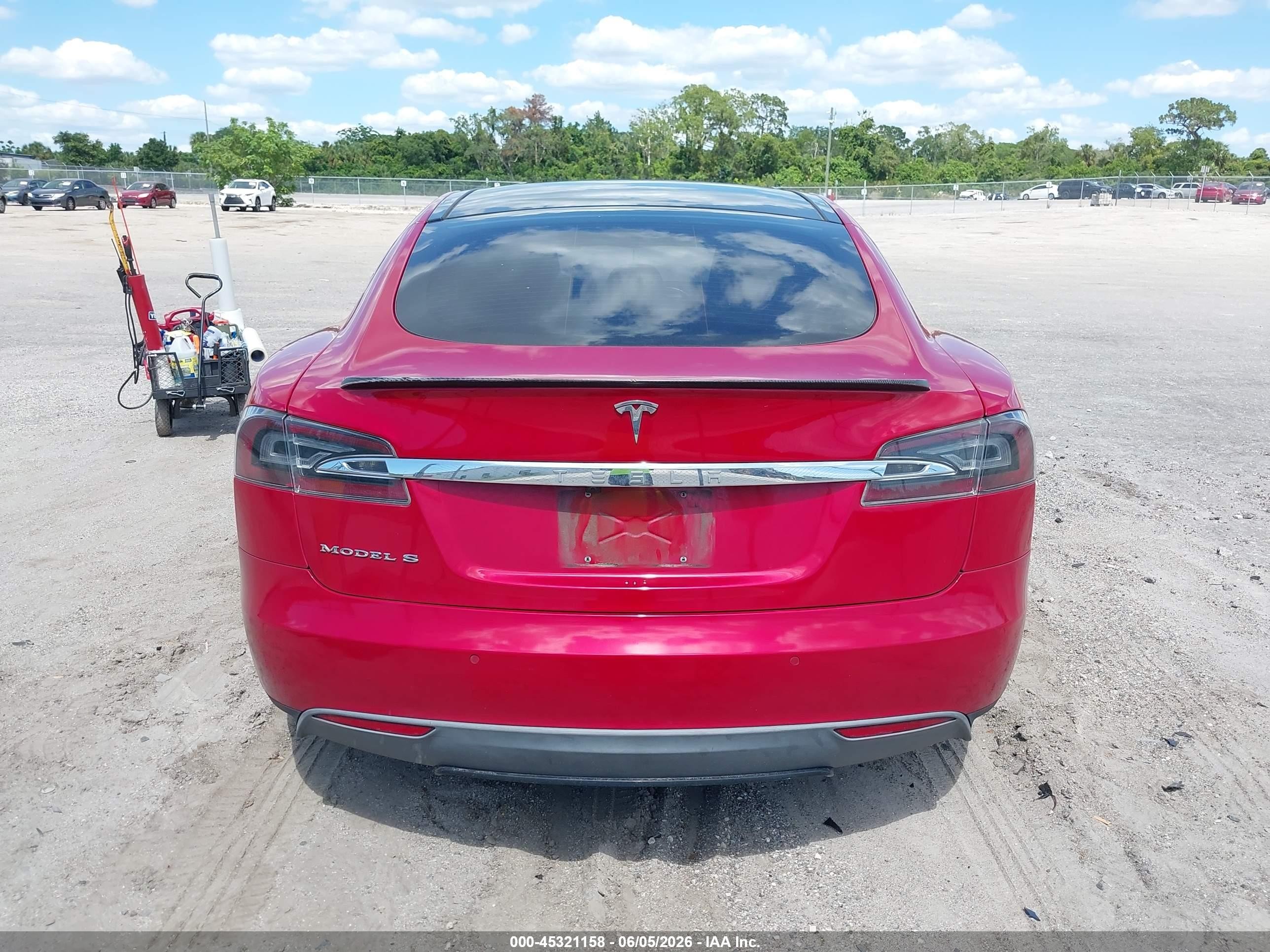 2015 Tesla Model S 85d/p85d Red vin: 5YJSA1V44FF097401