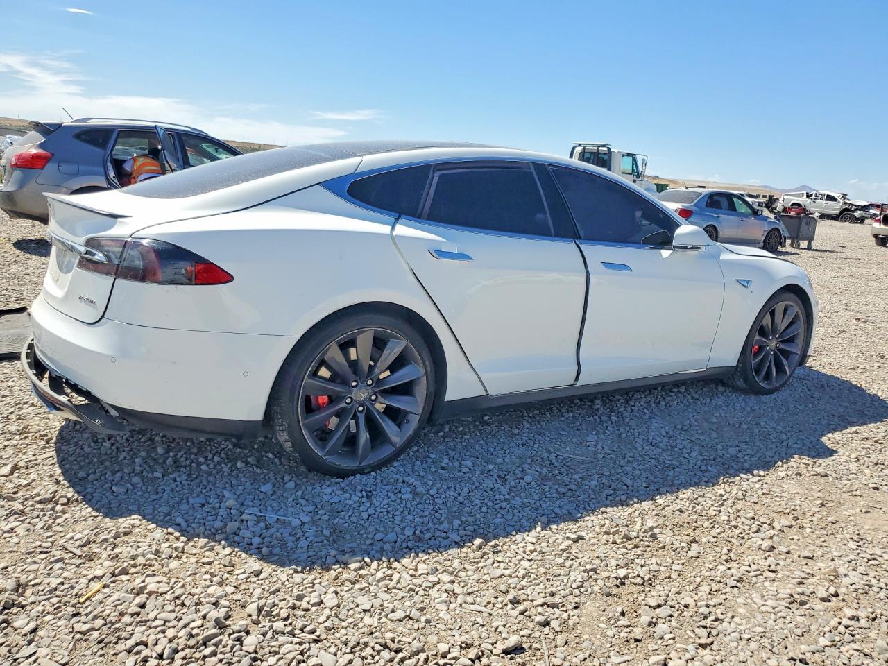 2015 Tesla Model S 85d White vin: 5YJSA4H27FFP74274
