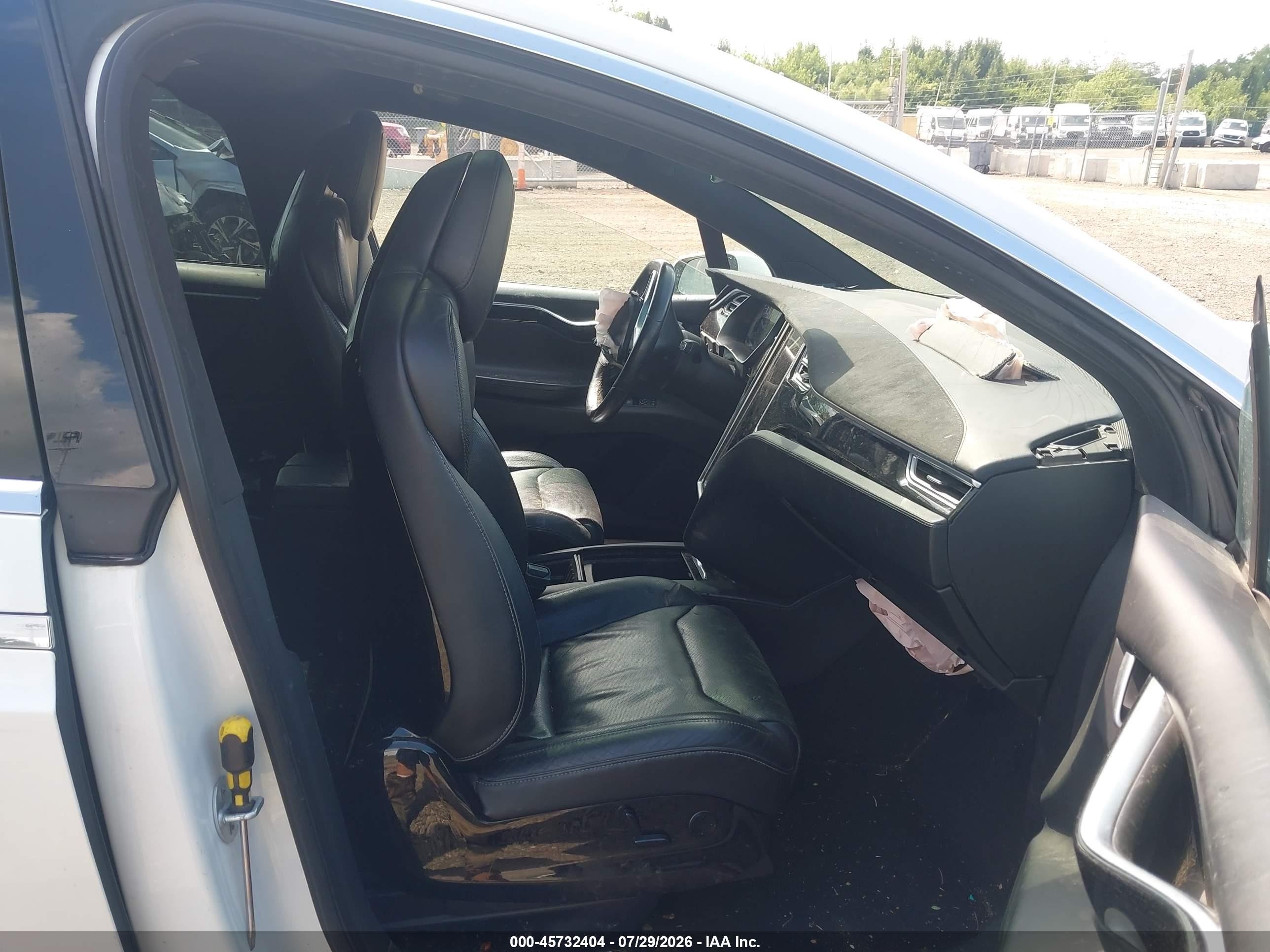 2016 Tesla Model X 60d/70d/75d/90d White vin: 5YJXCAE25GF020357