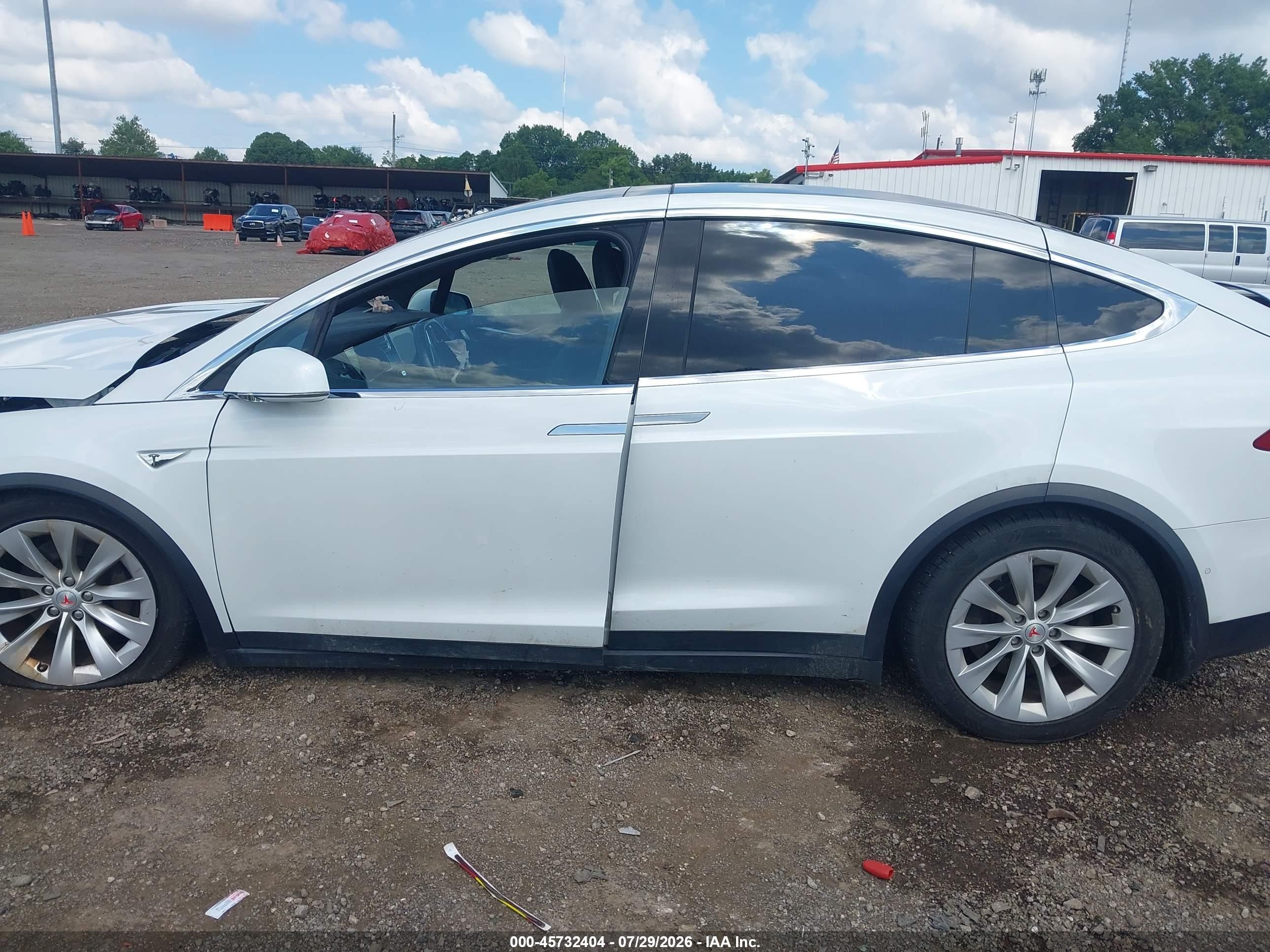 2016 Tesla Model X 60d/70d/75d/90d White vin: 5YJXCAE25GF020357