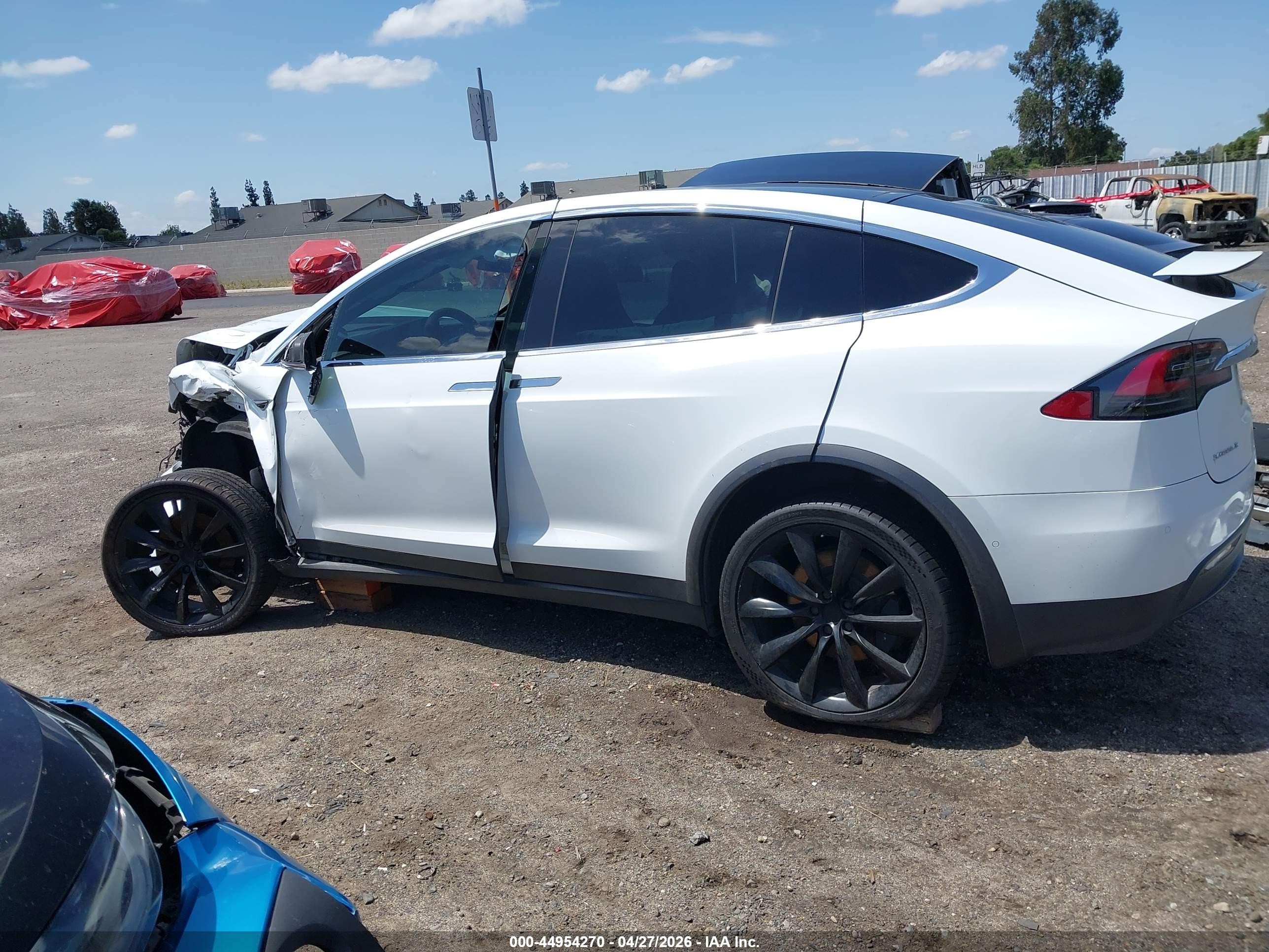 2018 Tesla Model X 100d/75d/p100d White vin: 5YJXCAE26JF126906