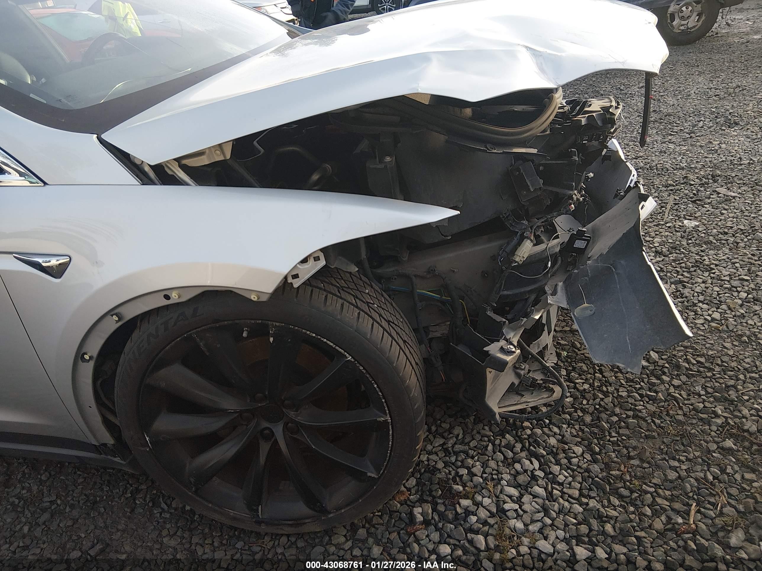 2017 Tesla Model X 100d/75d/90d Silver vin: 5YJXCBE21HF065481