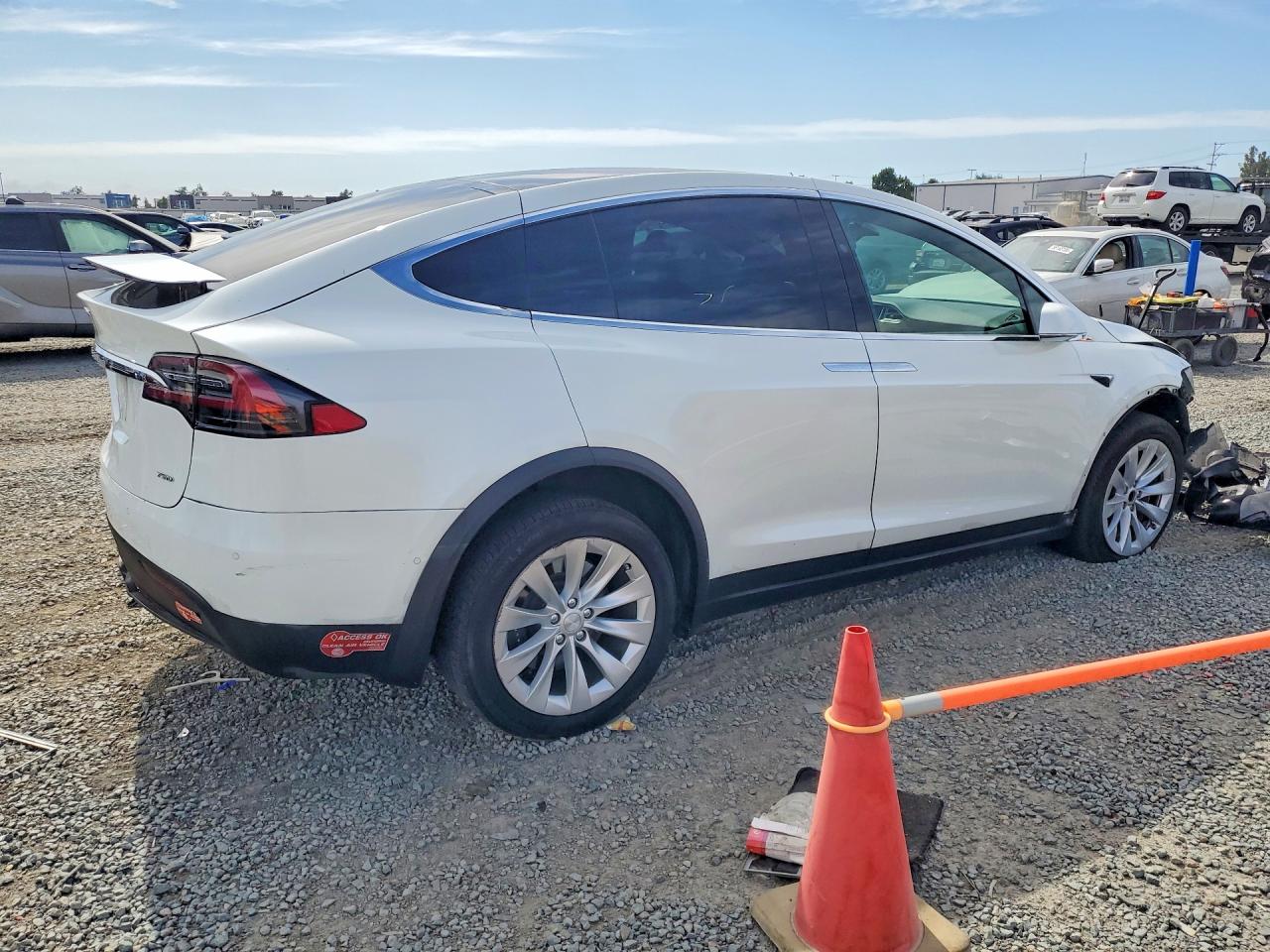 2017 Tesla Model X White vin: 5YJXCBE27HF070152