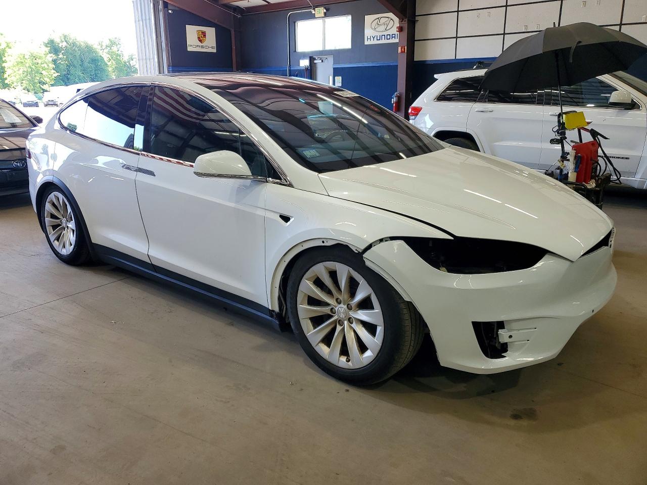 2016 Tesla Model X White vin: 5YJXCBE2XGF027827