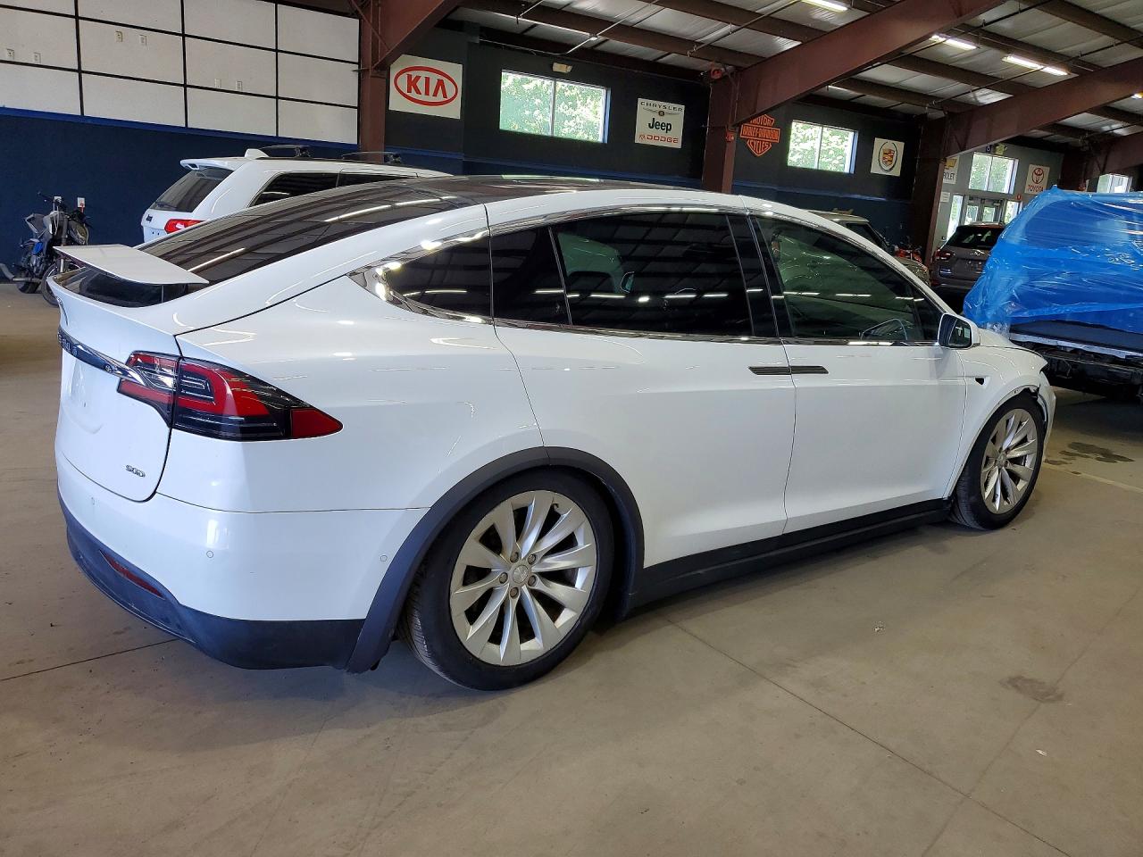2016 Tesla Model X White vin: 5YJXCBE2XGF027827