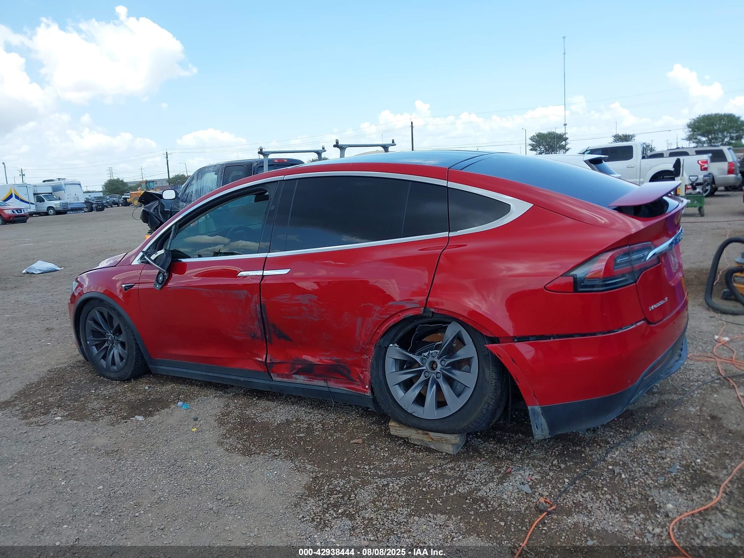 2017 Tesla Model X 100d/75d/90d Красный vin: 5YJXCBE2XHF068931