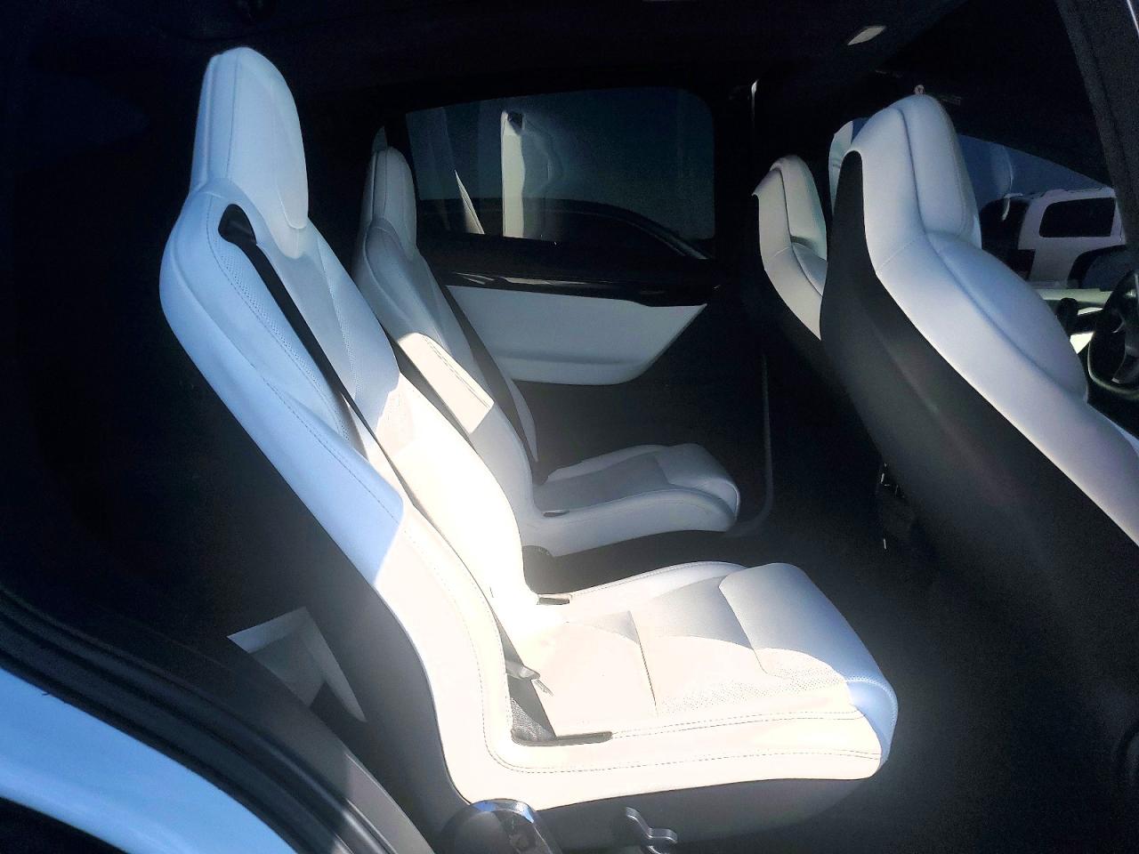 2018 Tesla Model X White vin: 5YJXCBE41JF133415