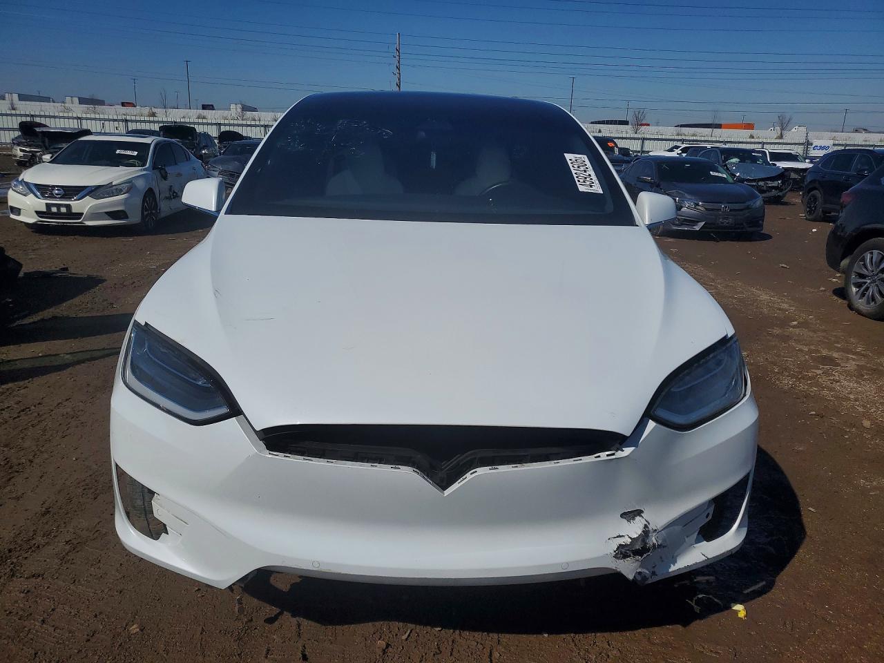 2018 Tesla Model X White vin: 5YJXCBE41JF133415
