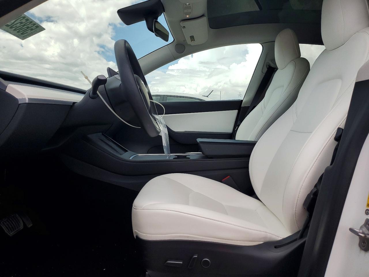 2021 Tesla Model Y White vin: 5YJYGAEE7MF151580