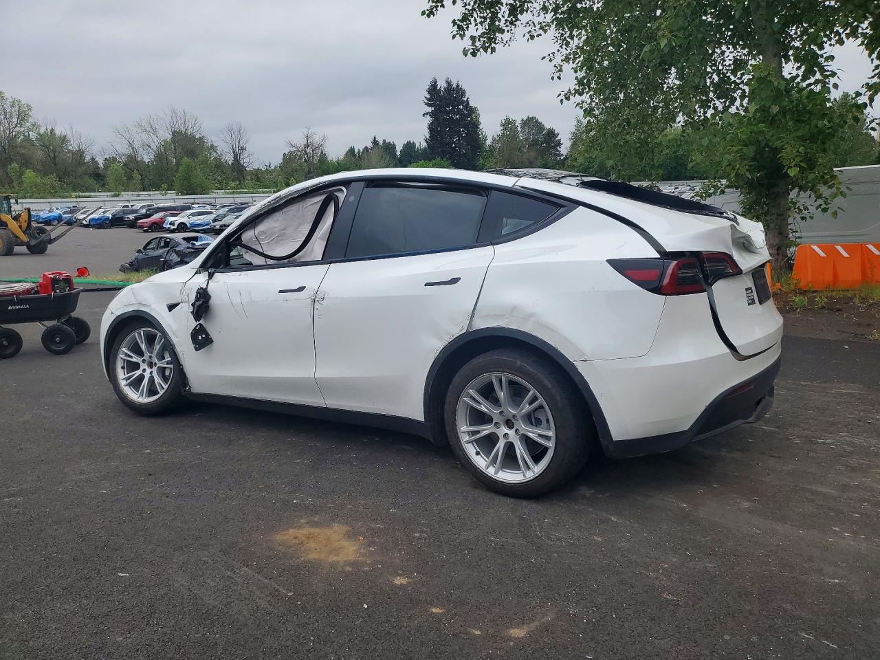 2021 Tesla Model Y White vin: 5YJYGDEE2MF181801