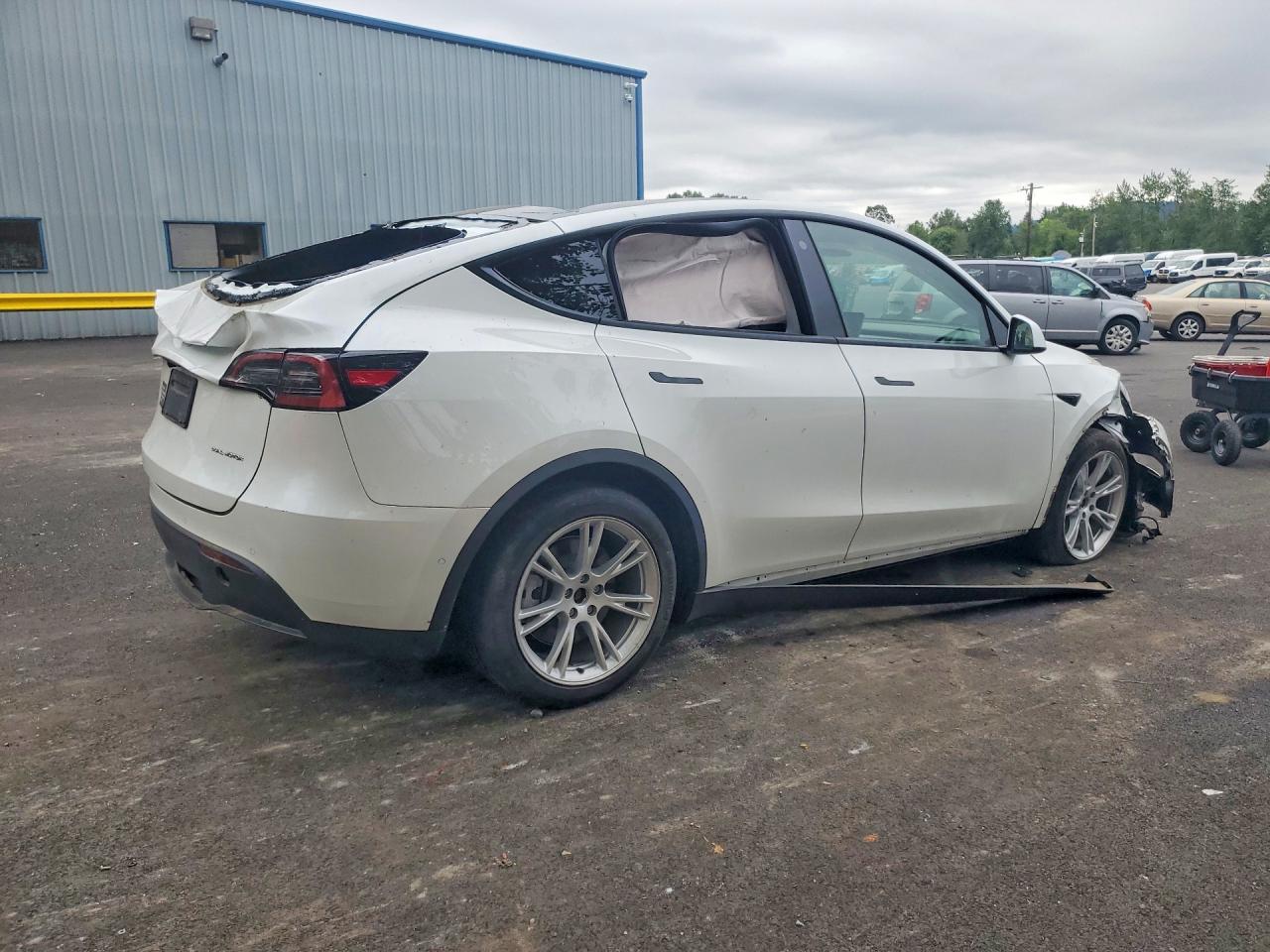 2021 Tesla Model Y White vin: 5YJYGDEE2MF181801